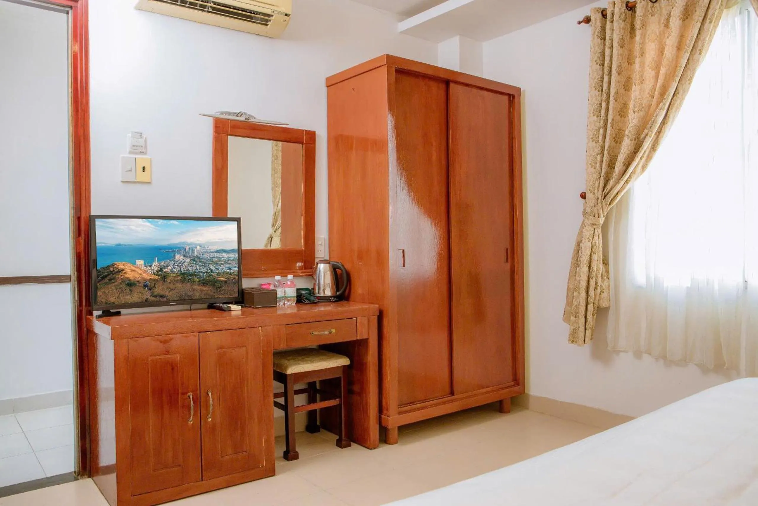wardrobe, Bed in Lanxy Hotel Nha Trang