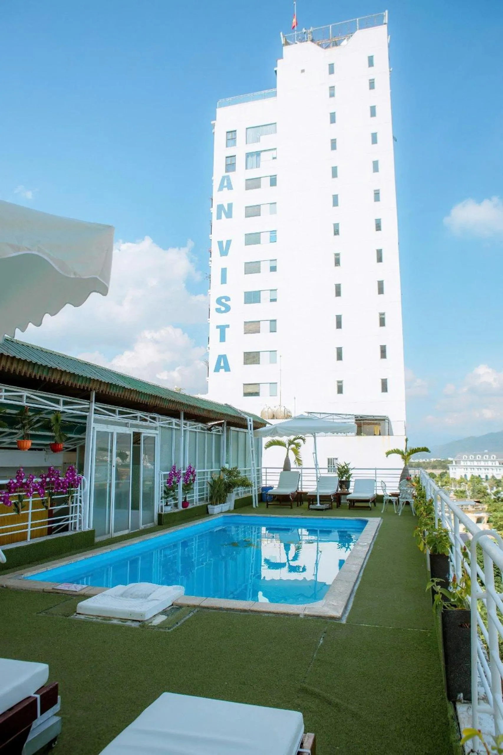 Swimming pool in Lanxy Hotel Nha Trang