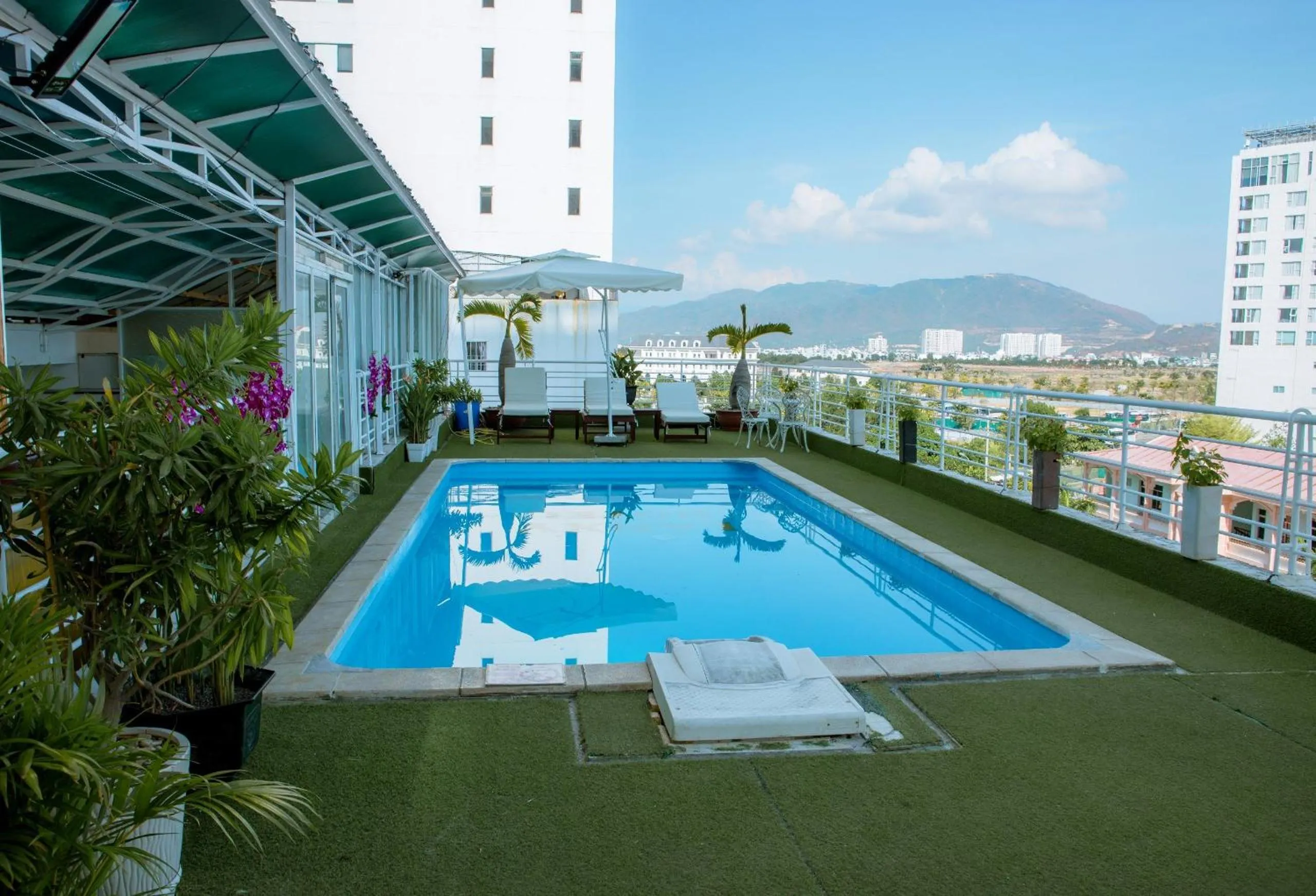 Swimming pool in Lanxy Hotel Nha Trang