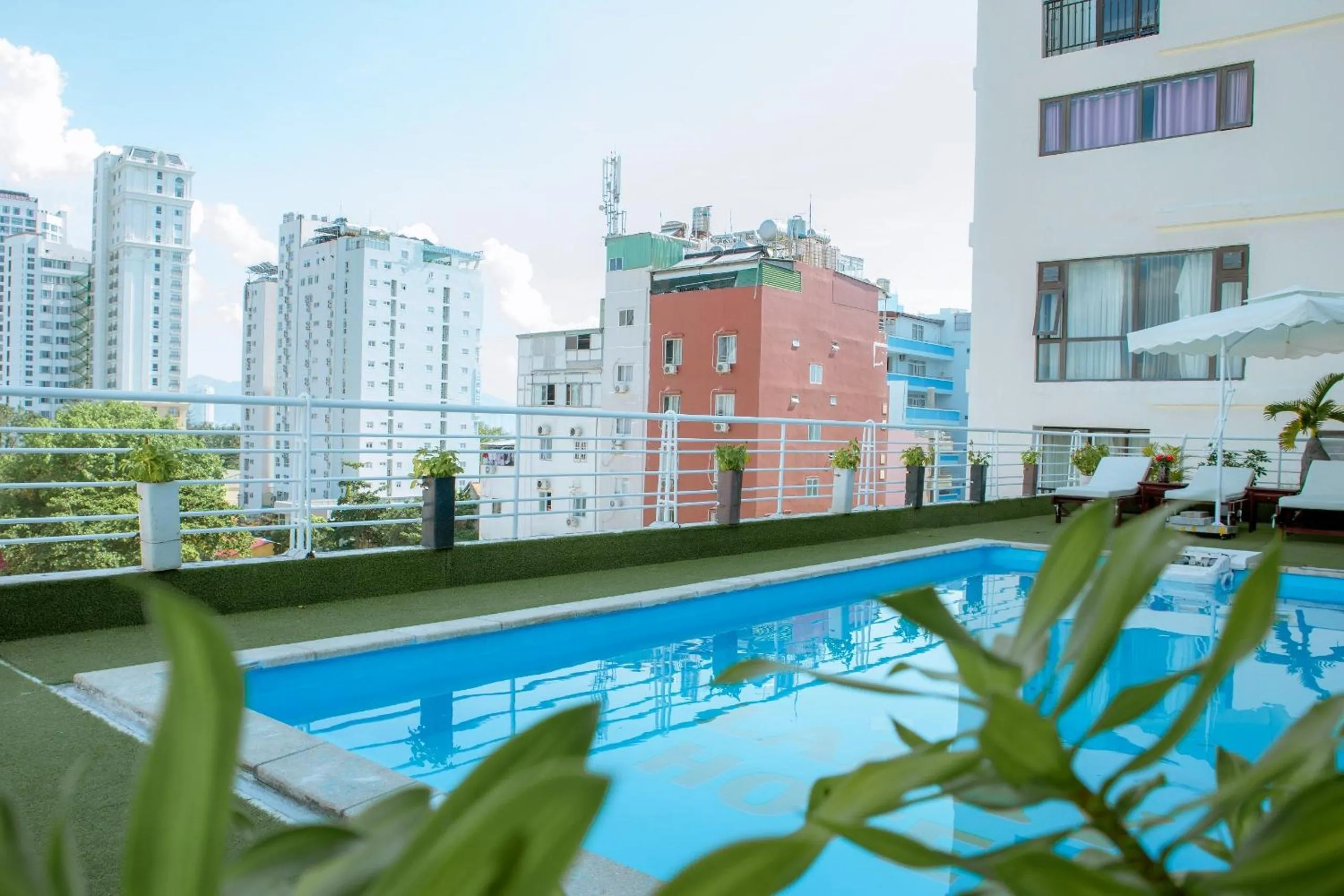 Swimming pool in Lanxy Hotel Nha Trang