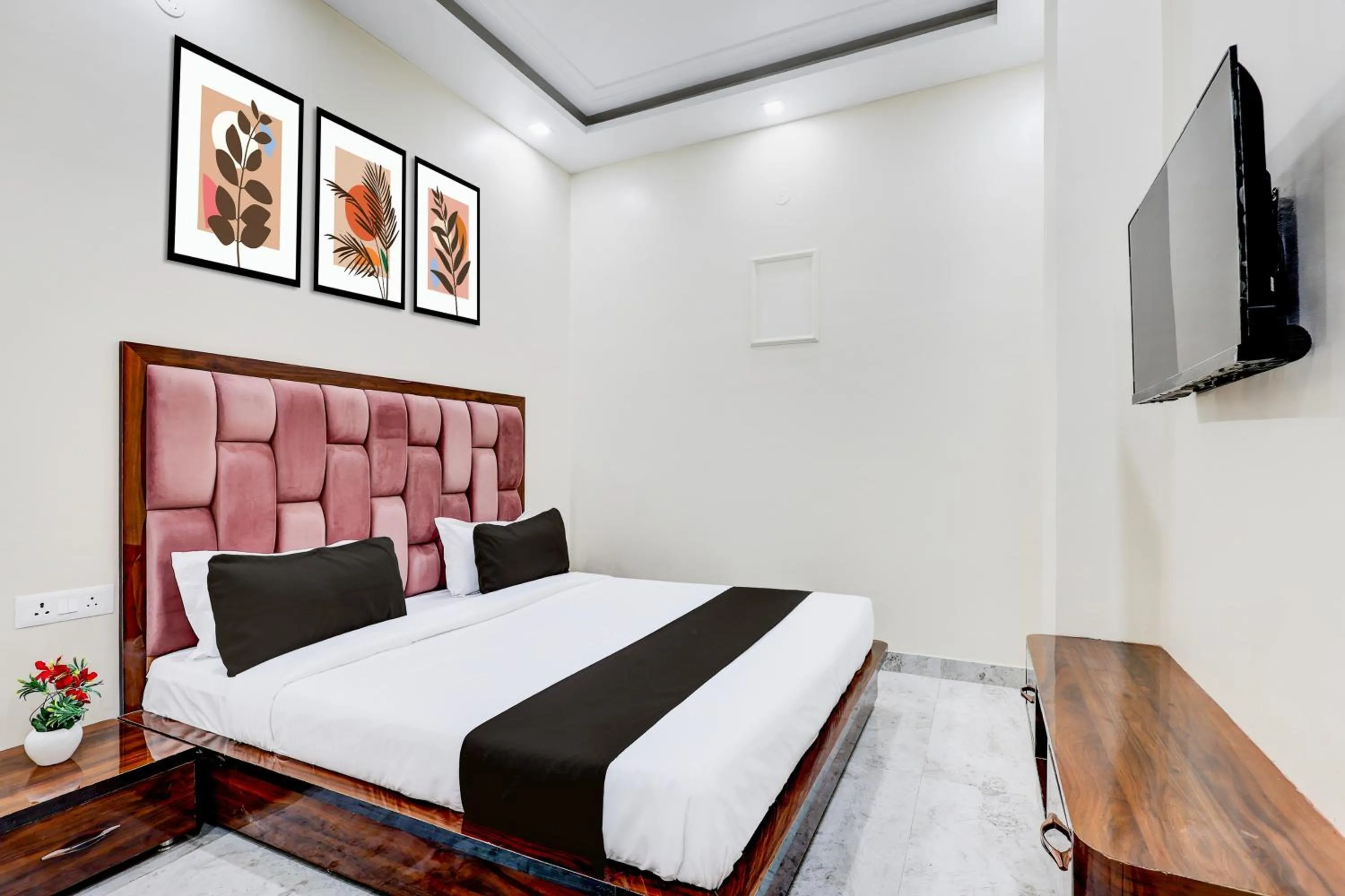 Bedroom, Bed in Super Hotel O BAL GOPAL