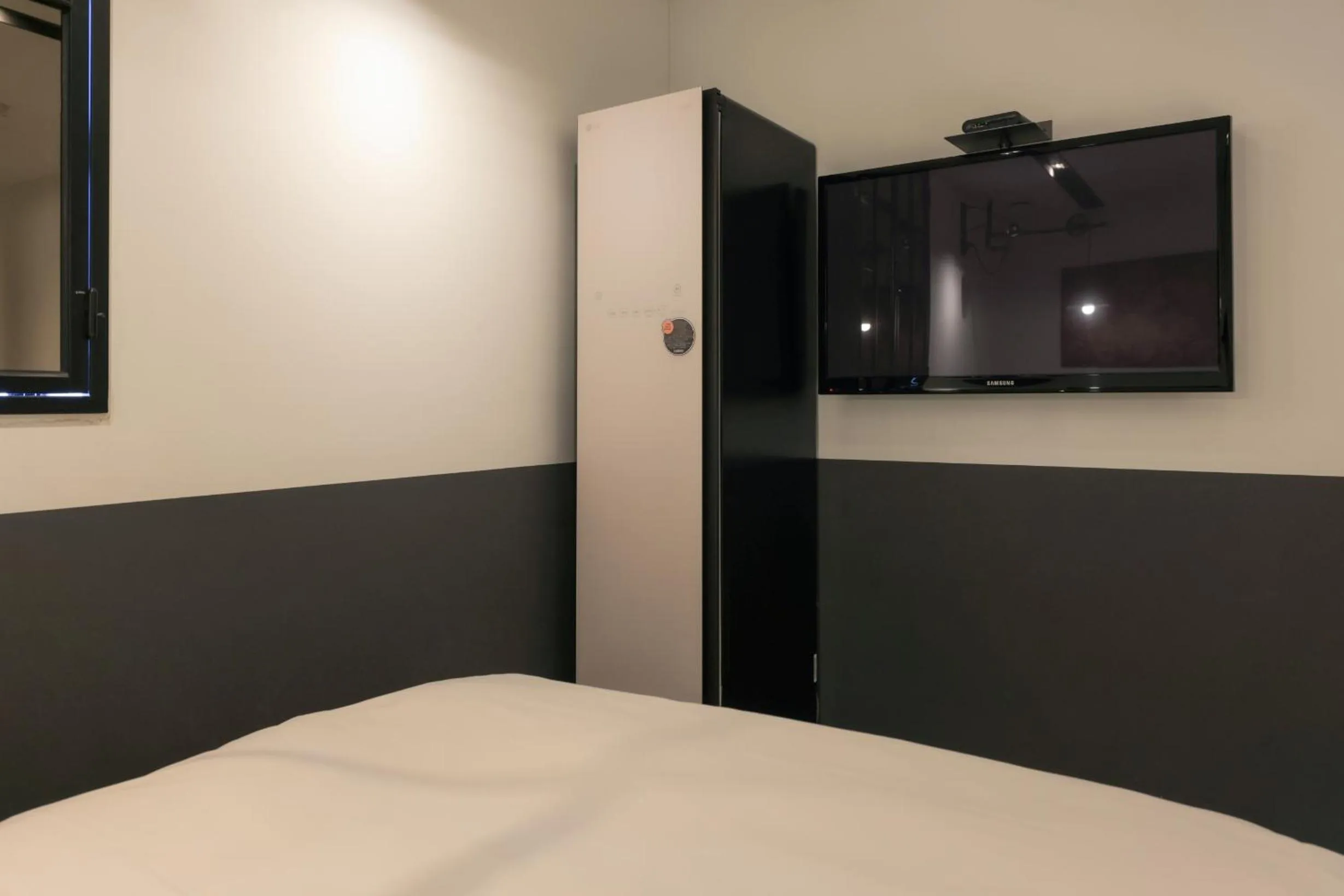 wardrobe, Bed in Hotel Yaja Siheung Jeongwang