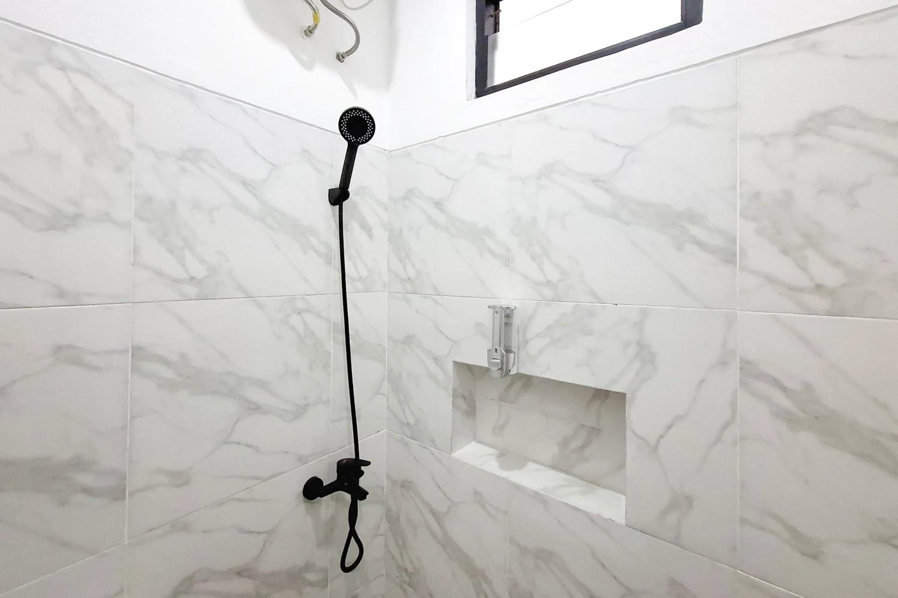 Bathroom in Urbanview Hotel Syariah Terra House Pati by RedDoorz