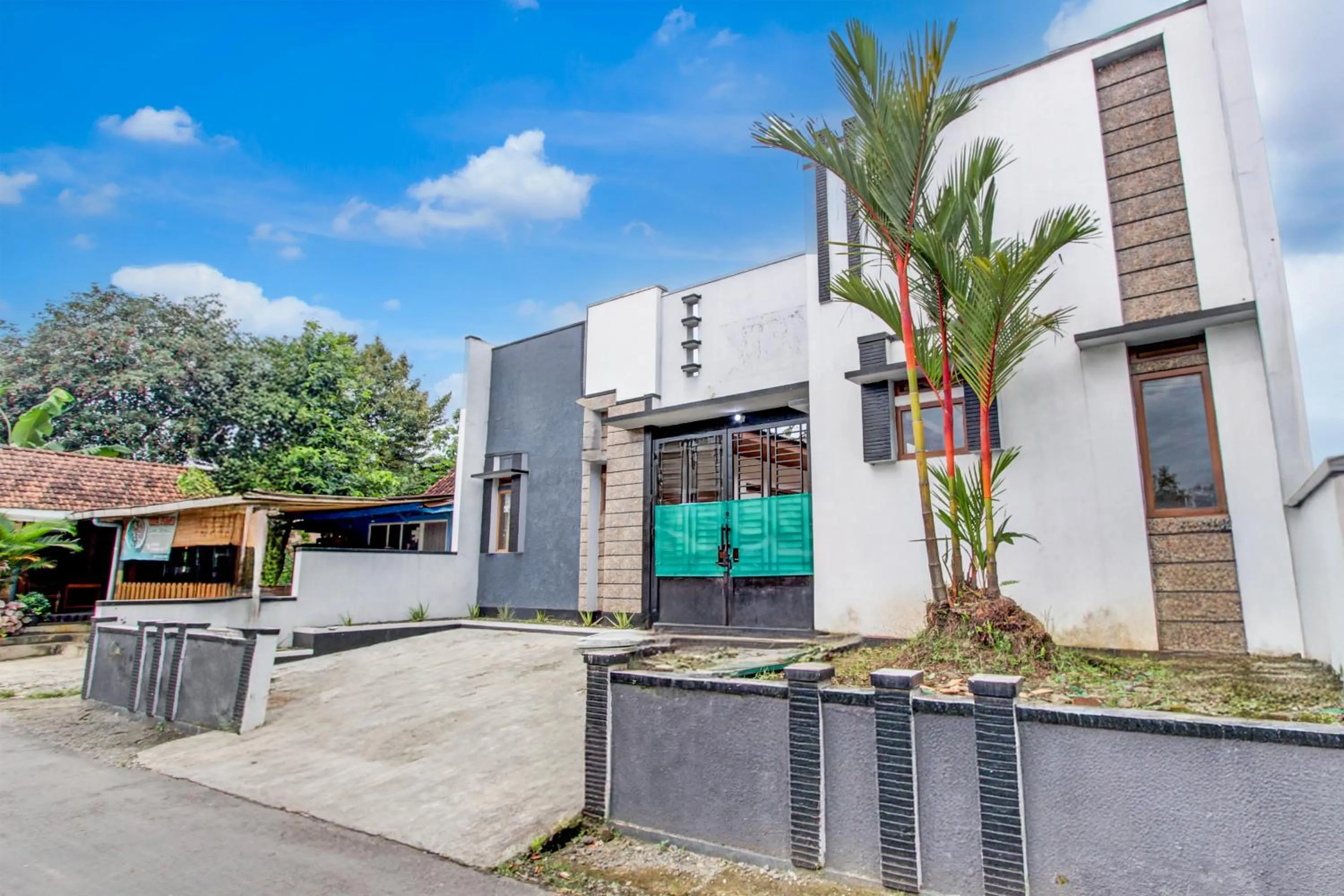 Facade/entrance in Hotel O Purwokerto Near Alun Alun Purwokerto Formerly Guest House Rania