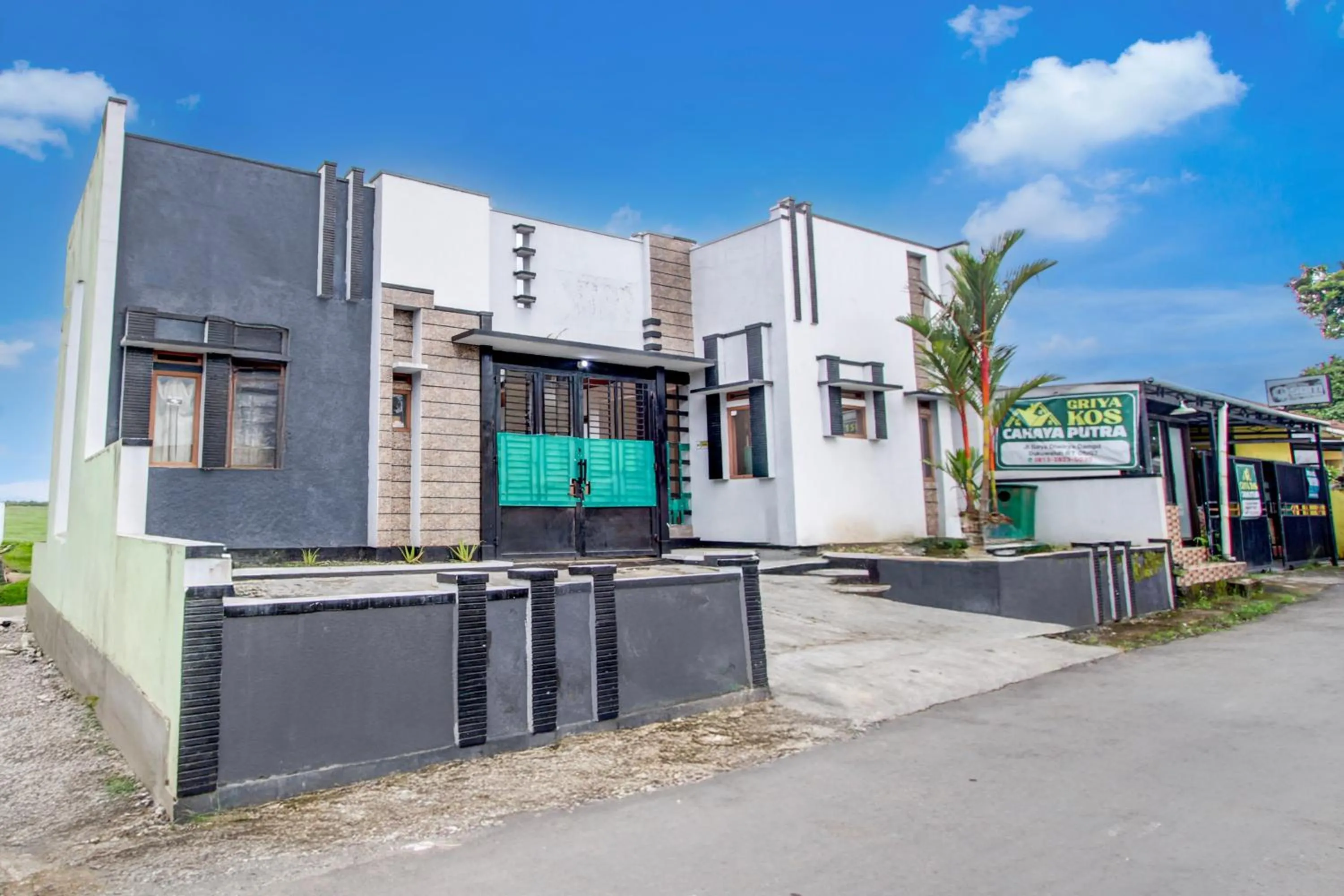 Facade/entrance in Hotel O Purwokerto Near Alun Alun Purwokerto Formerly Guest House Rania