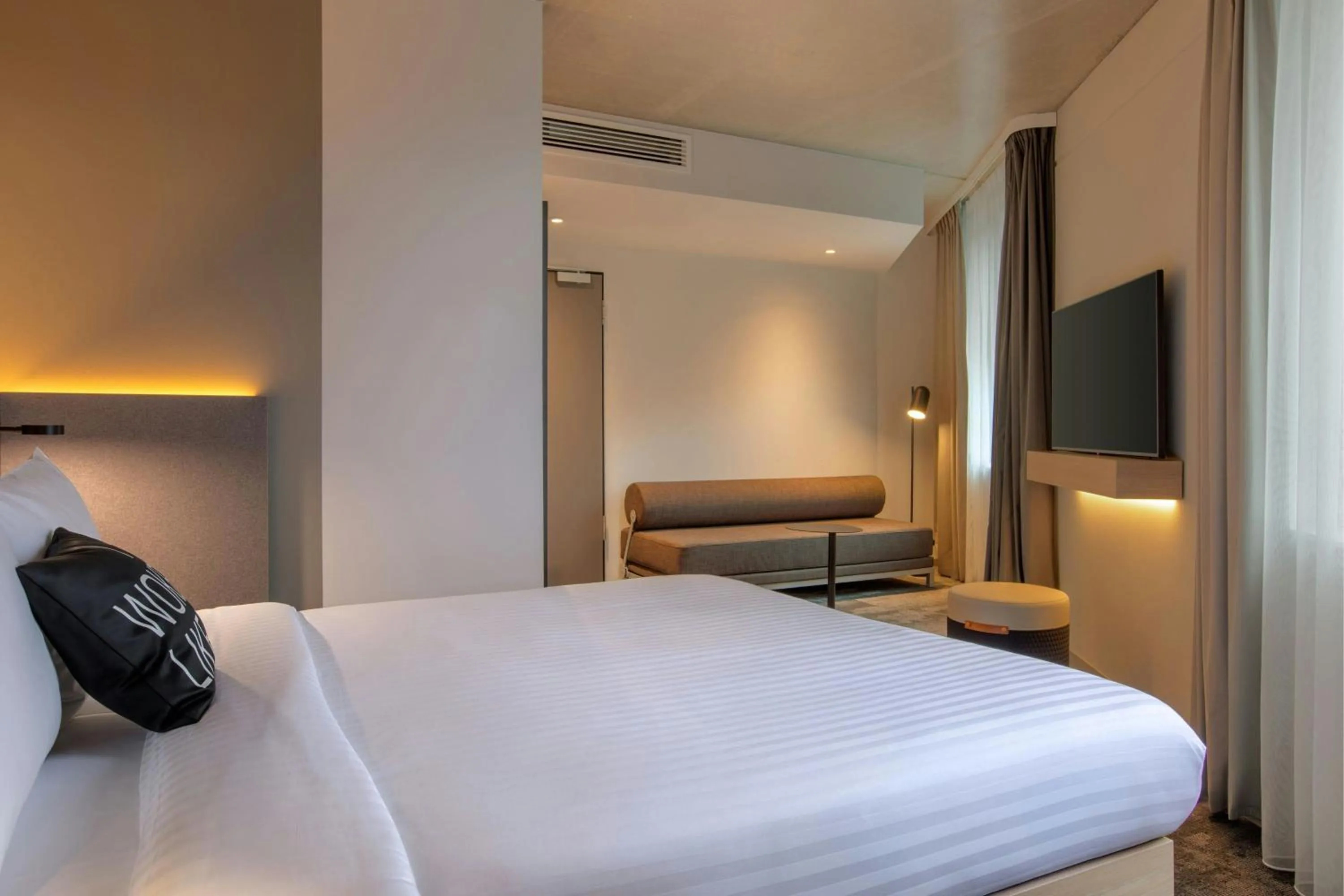 Photo of the whole room, Bed in Moxy Hamburg - Finkenwerder