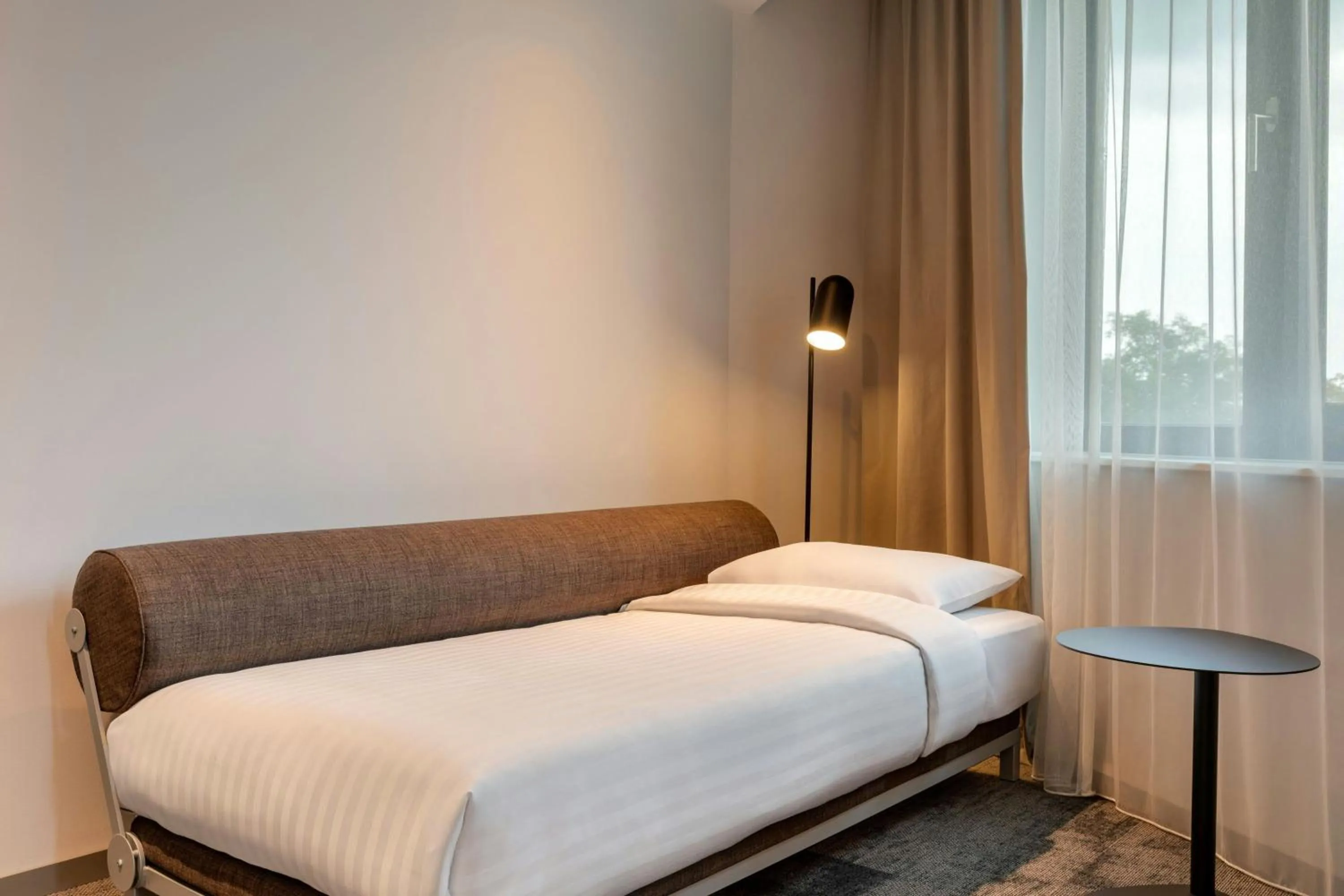 Photo of the whole room, Bed in Moxy Hamburg - Finkenwerder