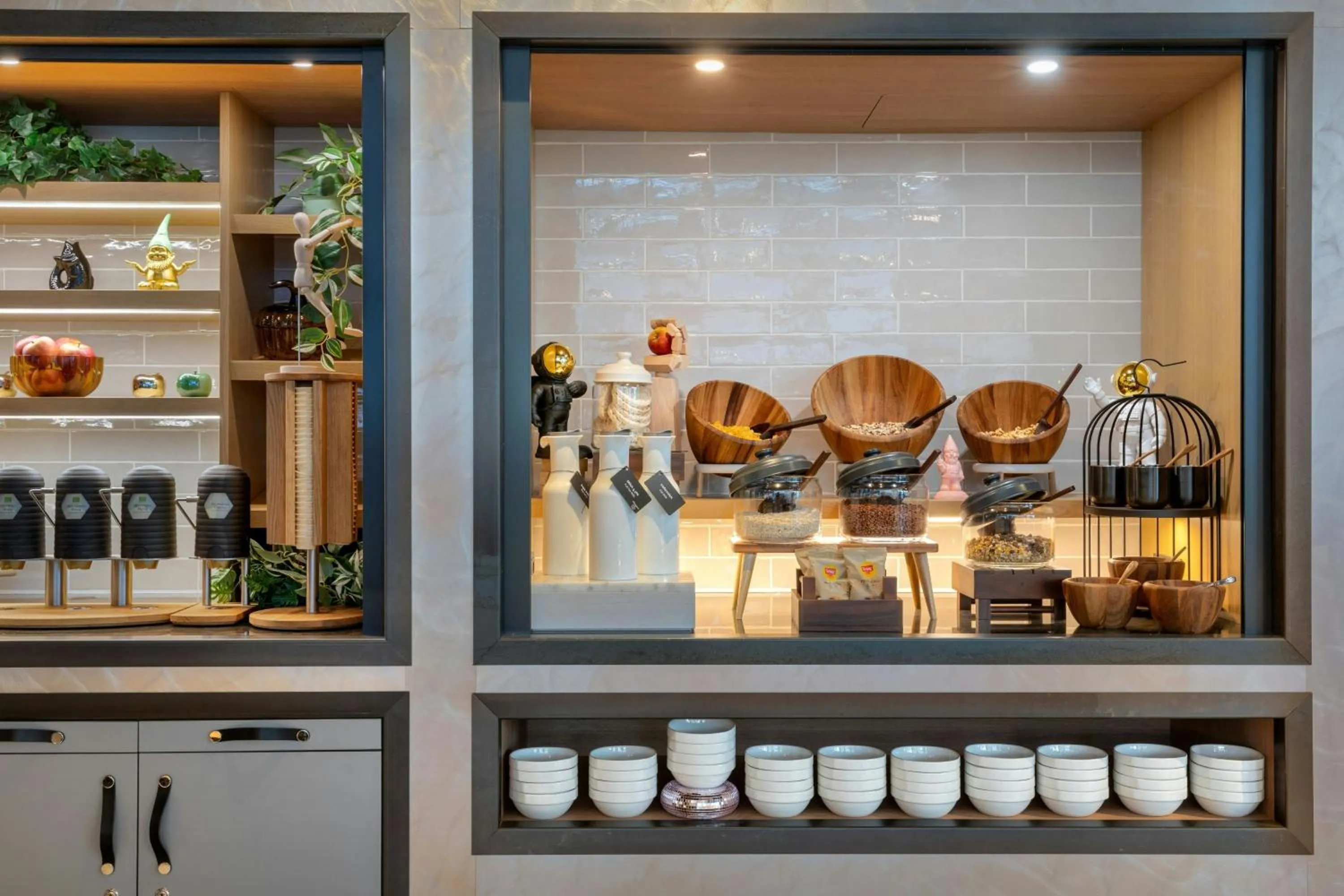 Lounge or bar in Moxy Hamburg - Finkenwerder