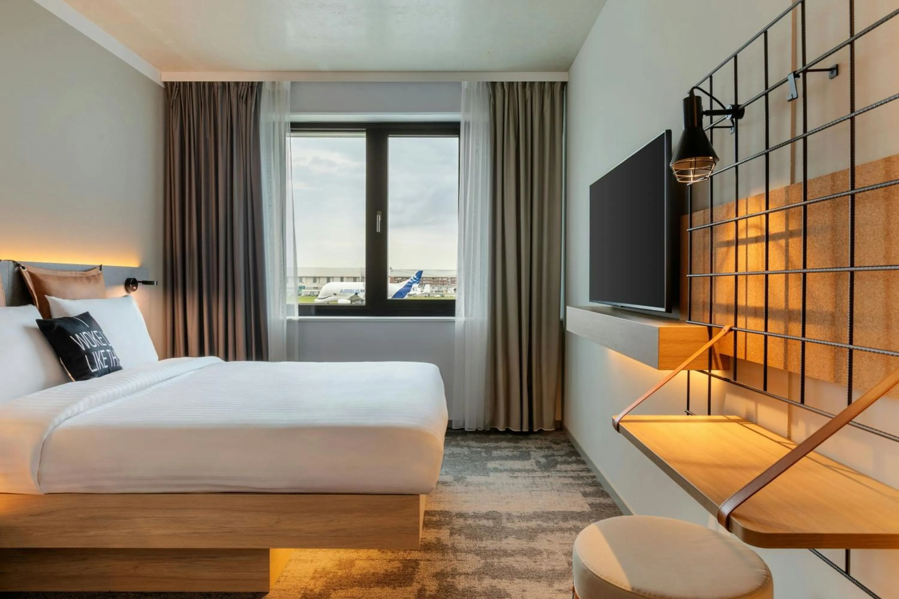 Photo of the whole room, Bed in Moxy Hamburg - Finkenwerder