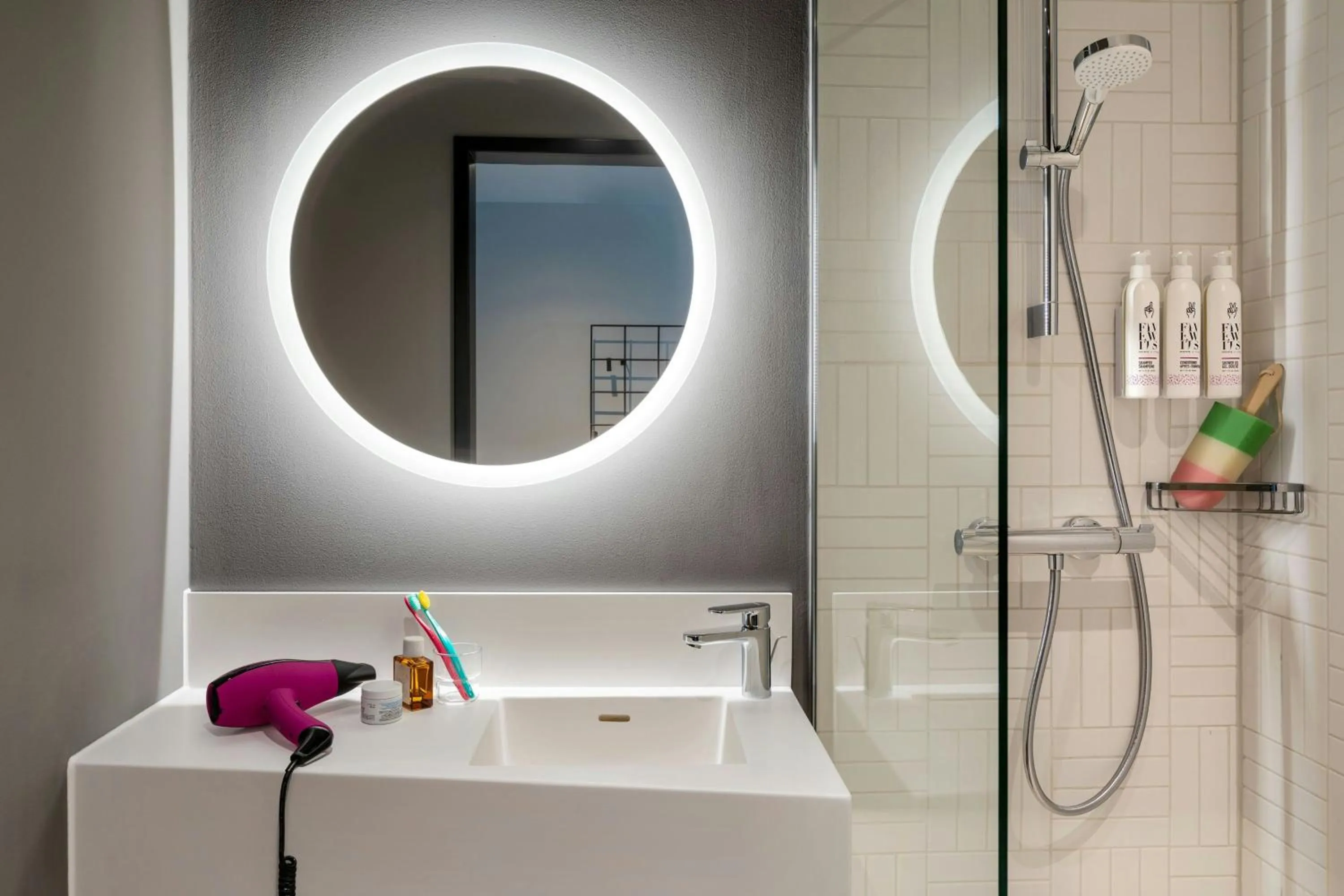 Photo of the whole room in Moxy Hamburg - Finkenwerder