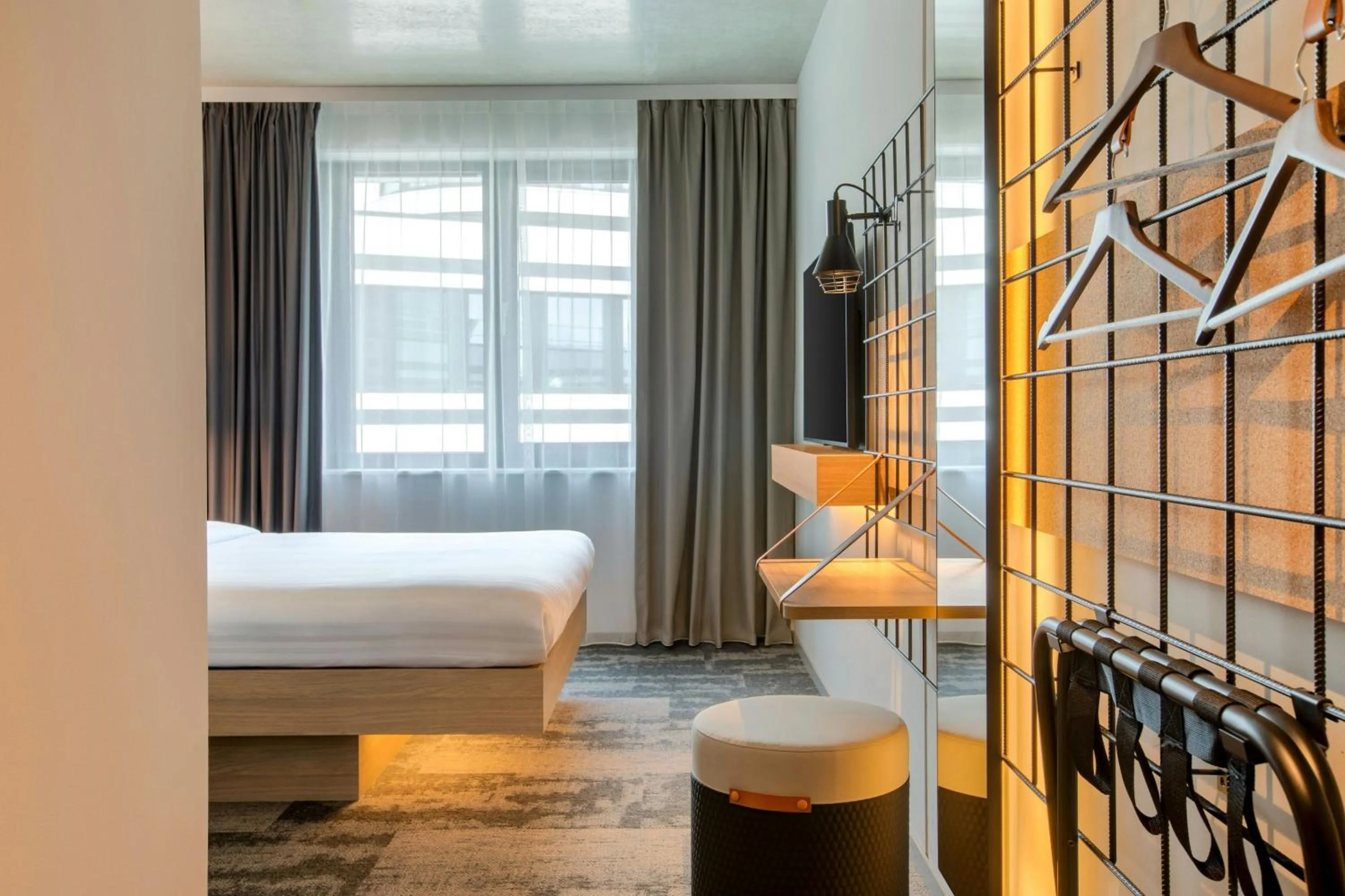 Photo of the whole room, Bed in Moxy Hamburg - Finkenwerder