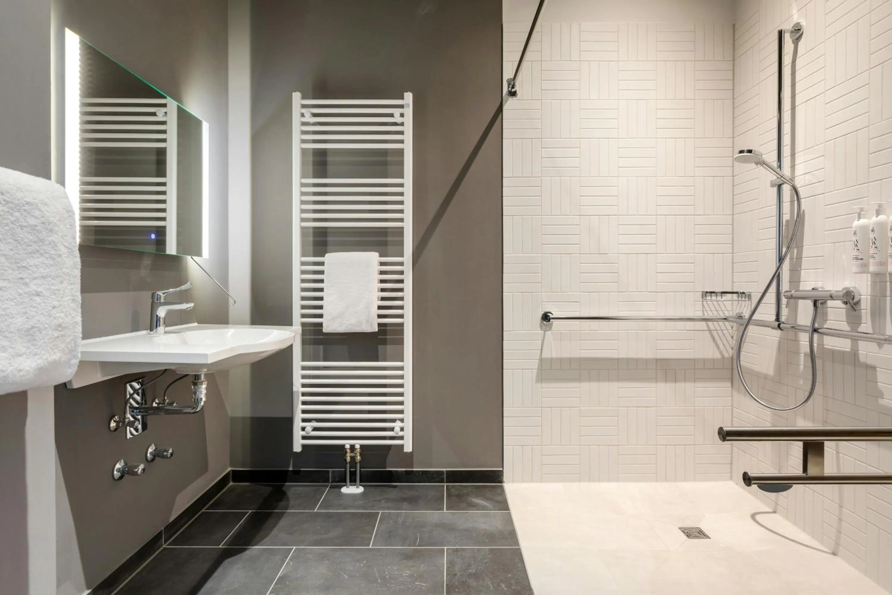 Bathroom in Moxy Hamburg - Finkenwerder