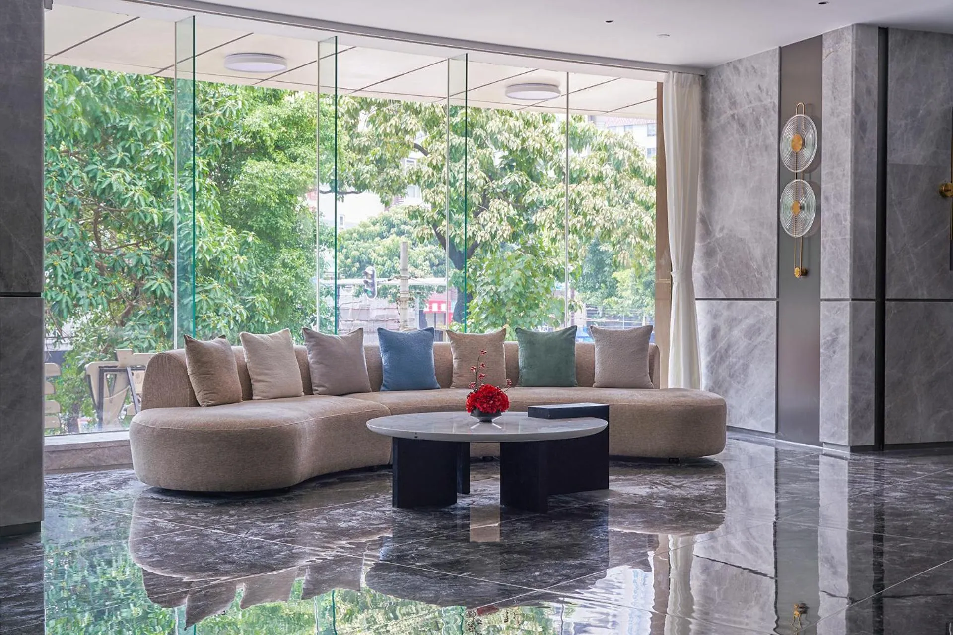 Lobby or reception in Lavande Hotel Guangzhou Beijing Road Pedestrian Street Haizhu Square Metro Station Branch - Free Deliver Service to Canton Fair Complex During Canton Fair Period