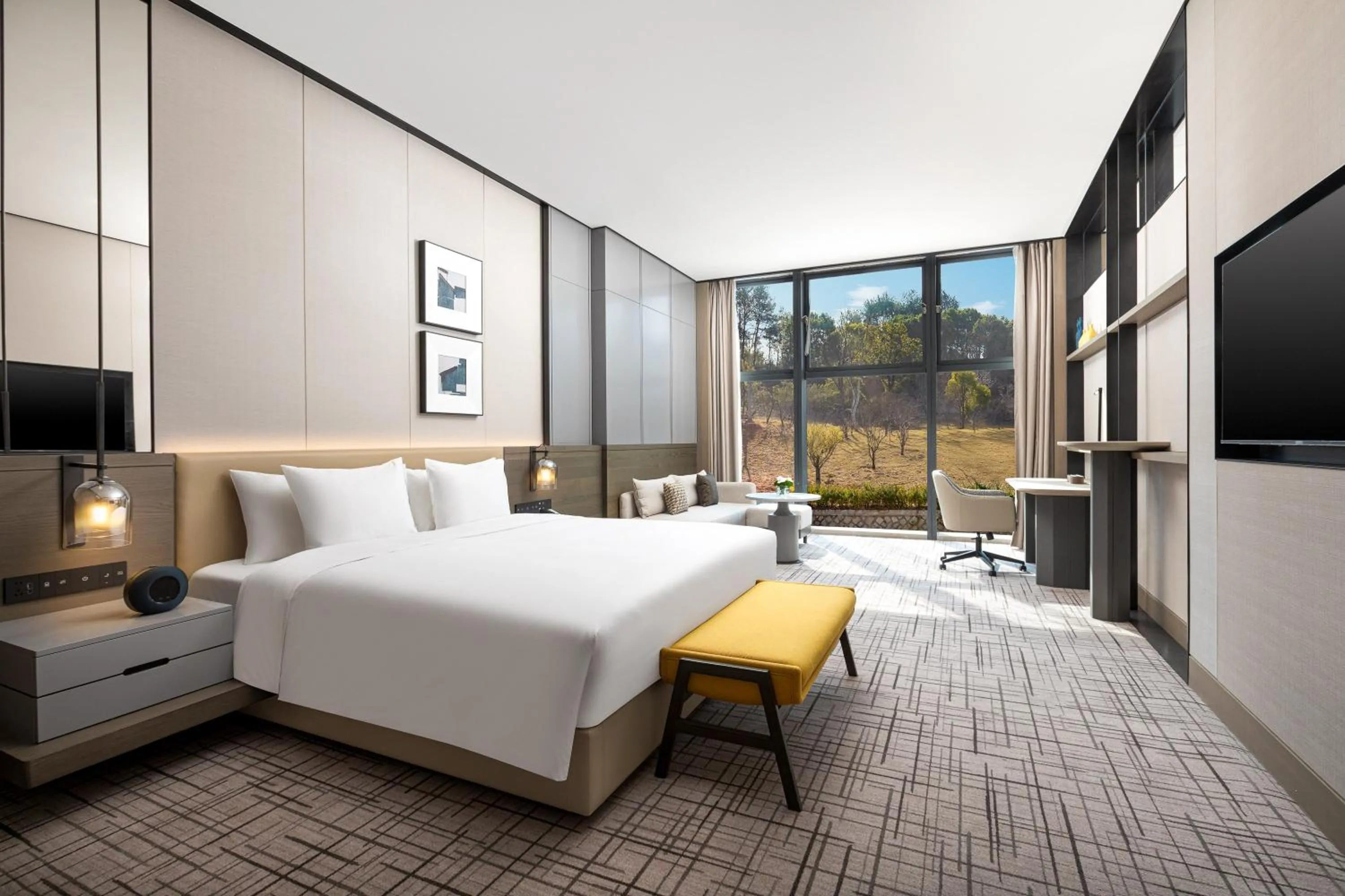 Photo of the whole room, Bed in Crowne Plaza Quzhou, an IHG Hotel