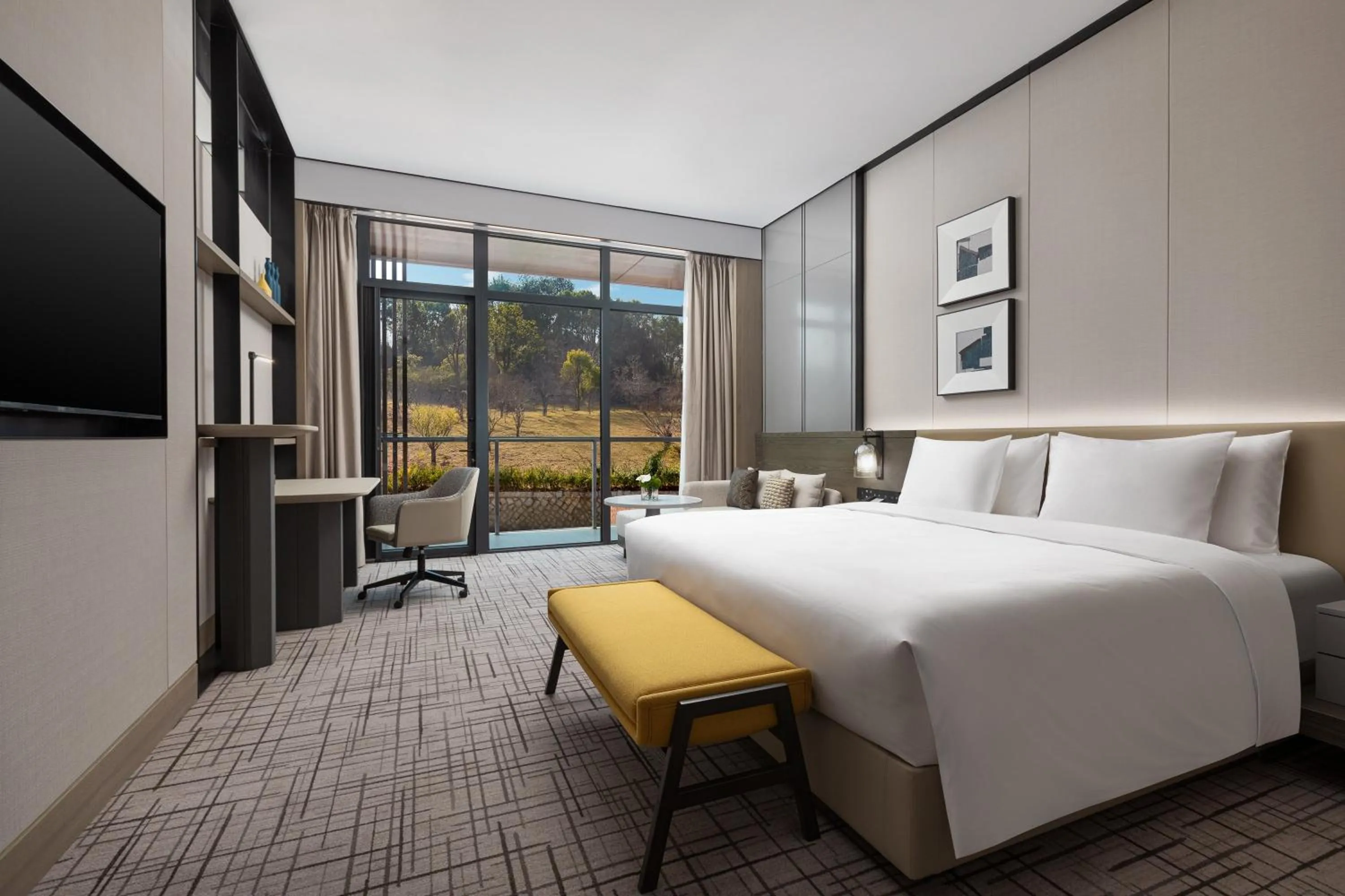 Photo of the whole room, Bed in Crowne Plaza Quzhou, an IHG Hotel