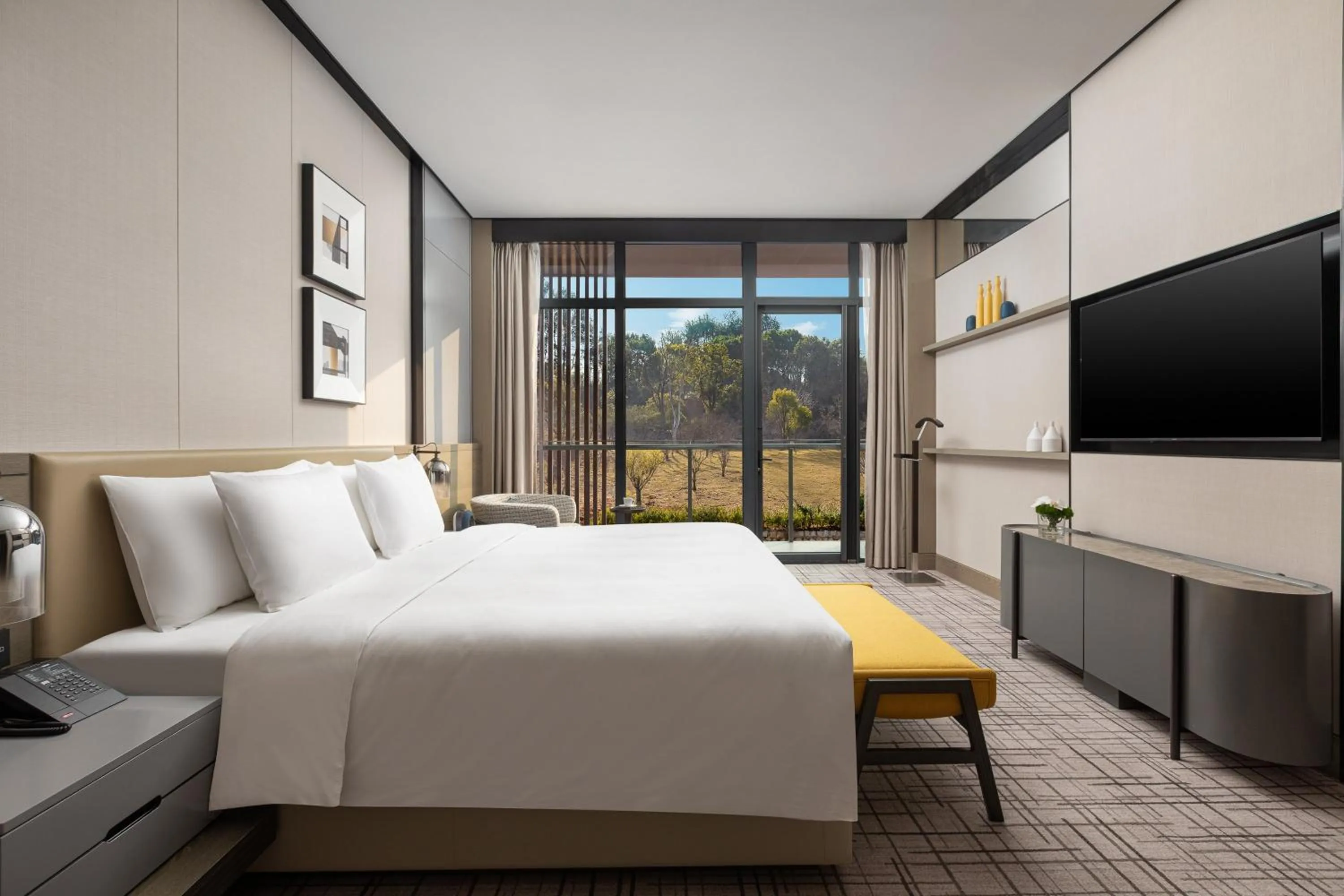 Photo of the whole room, Bed in Crowne Plaza Quzhou, an IHG Hotel