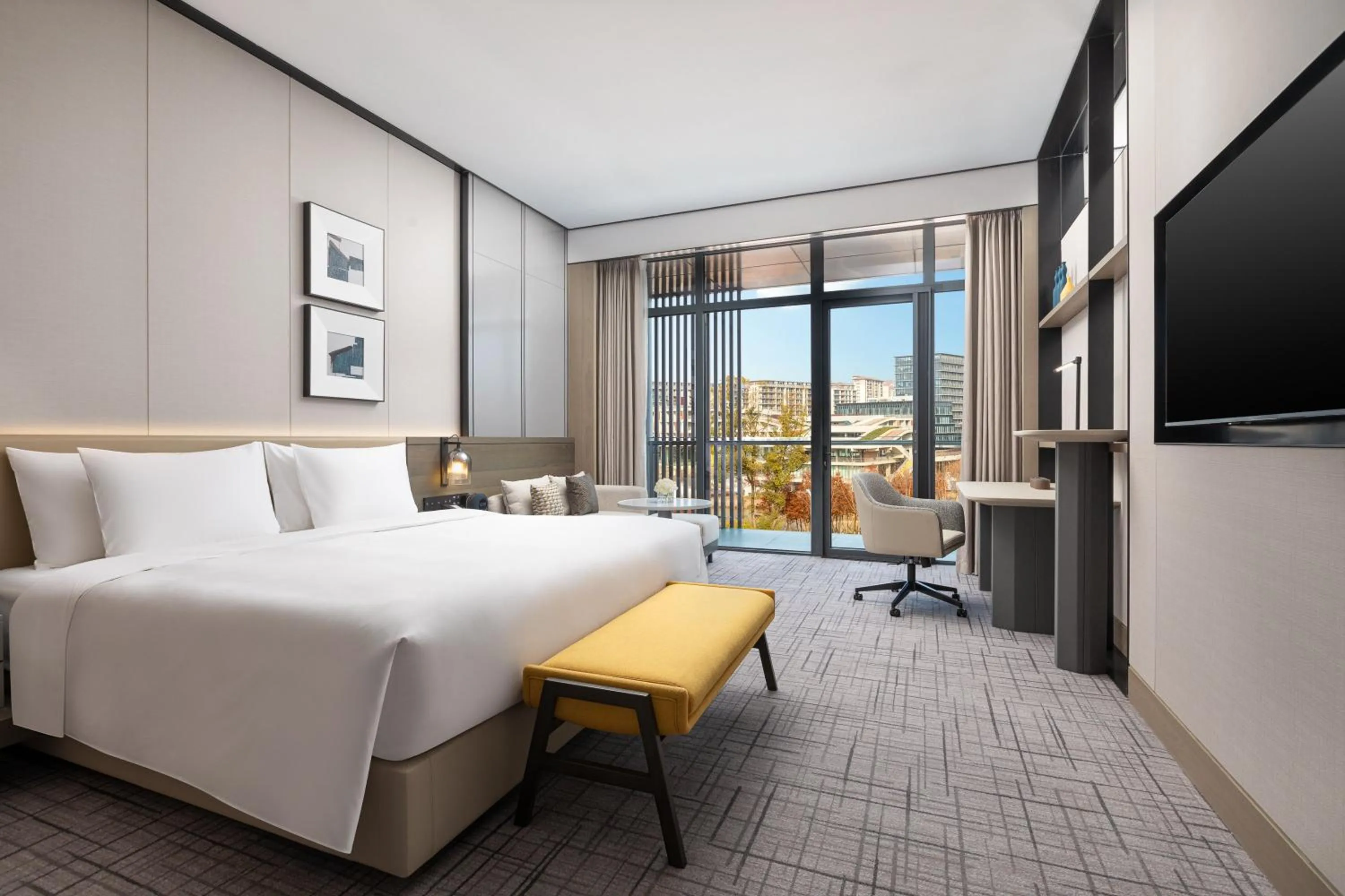 Photo of the whole room, Bed in Crowne Plaza Quzhou, an IHG Hotel