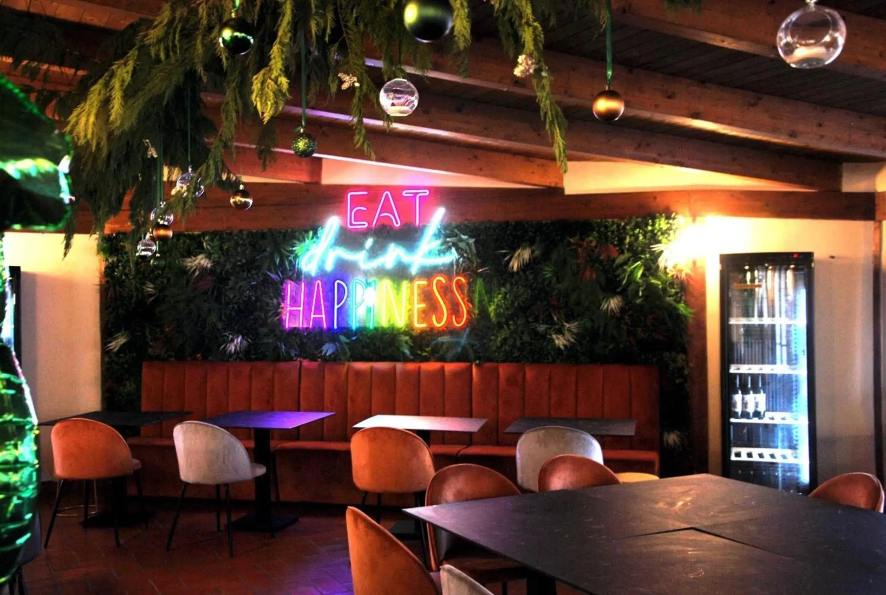 Restaurant/places to eat in Tiber Suite Restaurant/places to eat in Tiber Suite