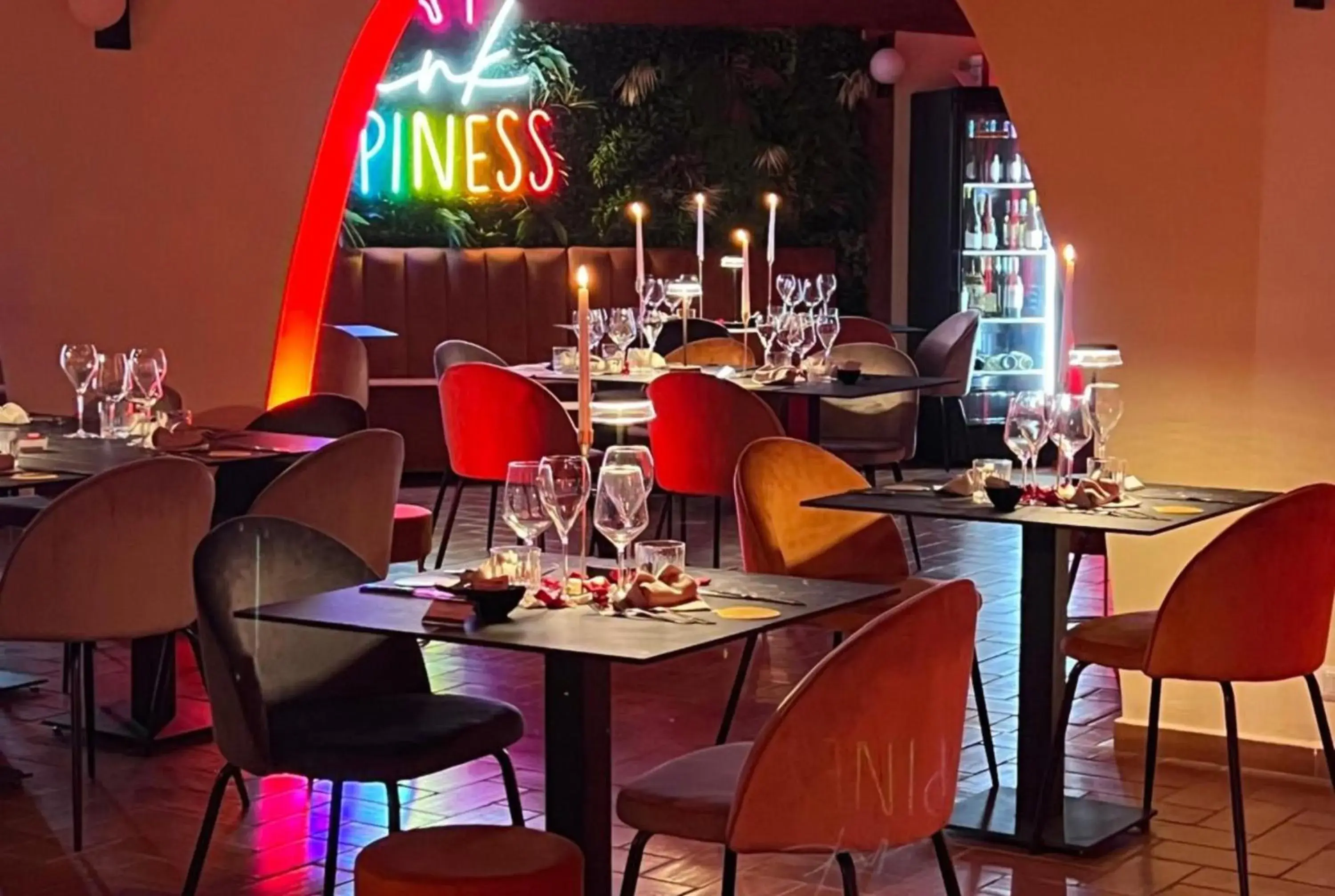 Restaurant/places to eat in Tiber Suite Restaurant/places to eat in Tiber Suite