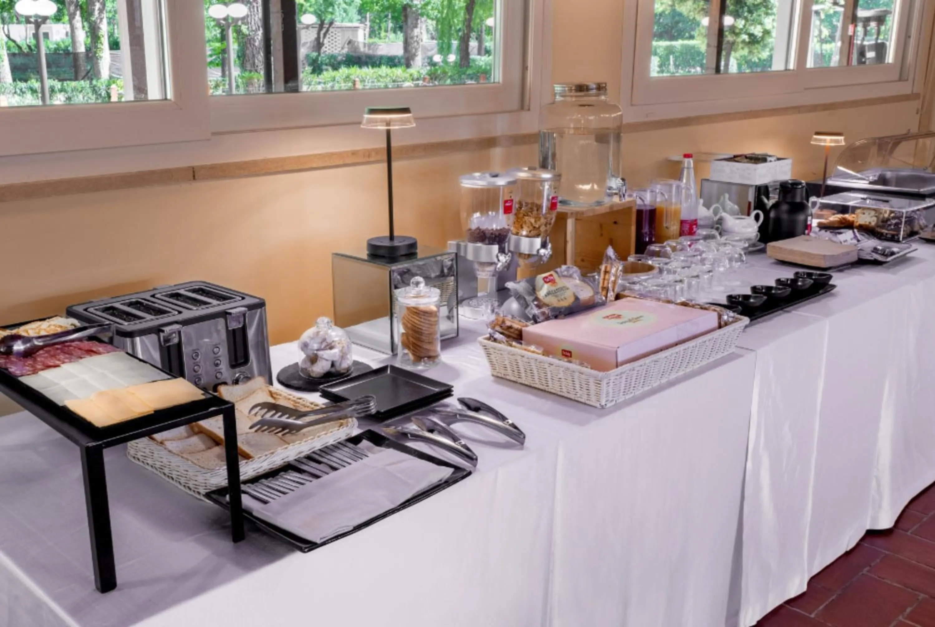 Restaurant/places to eat in Tiber Suite