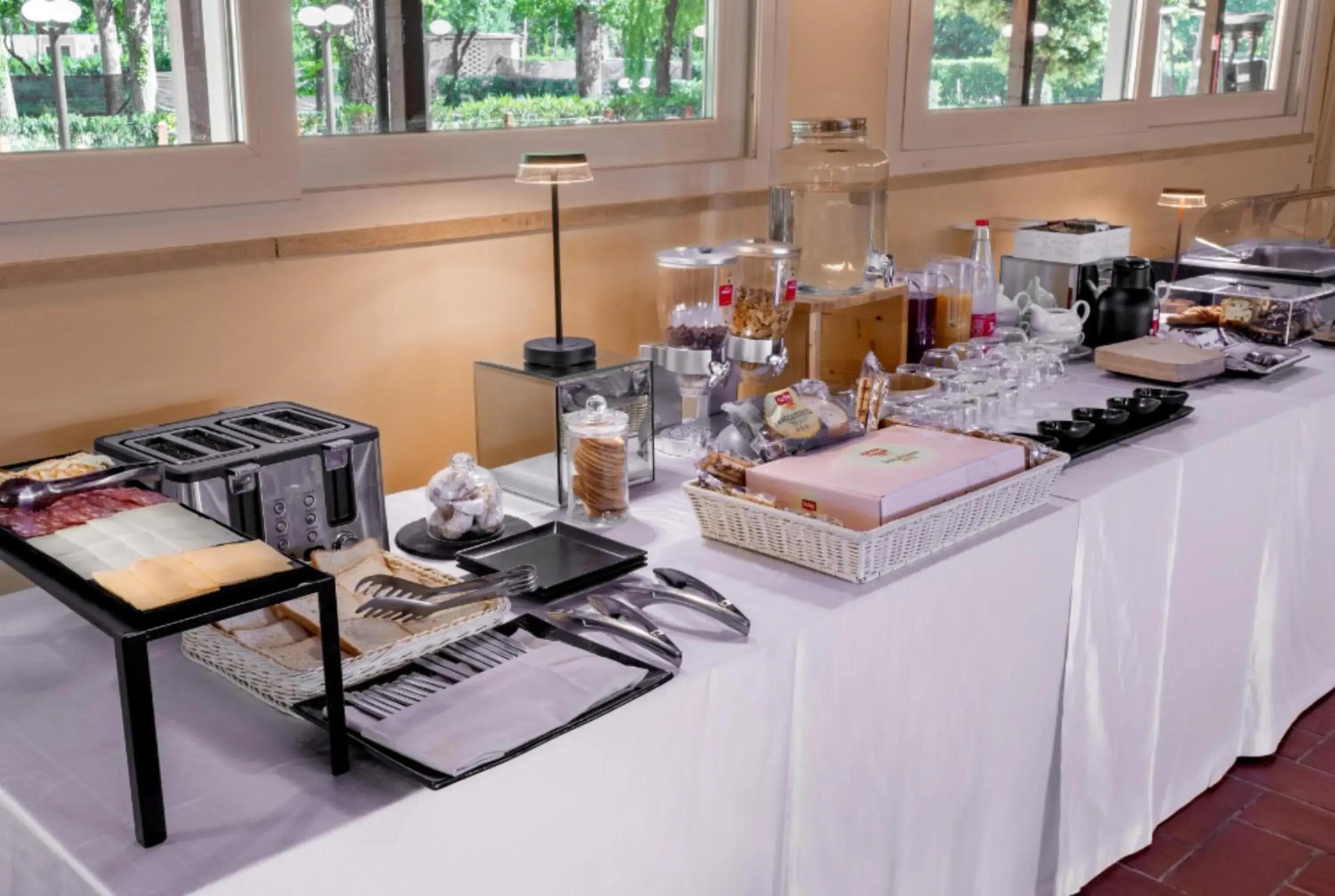 Restaurant/places to eat in Tiber Suite Restaurant/places to eat in Tiber Suite