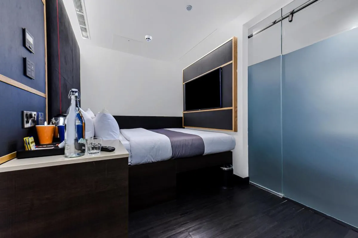 Bathroom, Bed in The Z Hotel Leicester Square