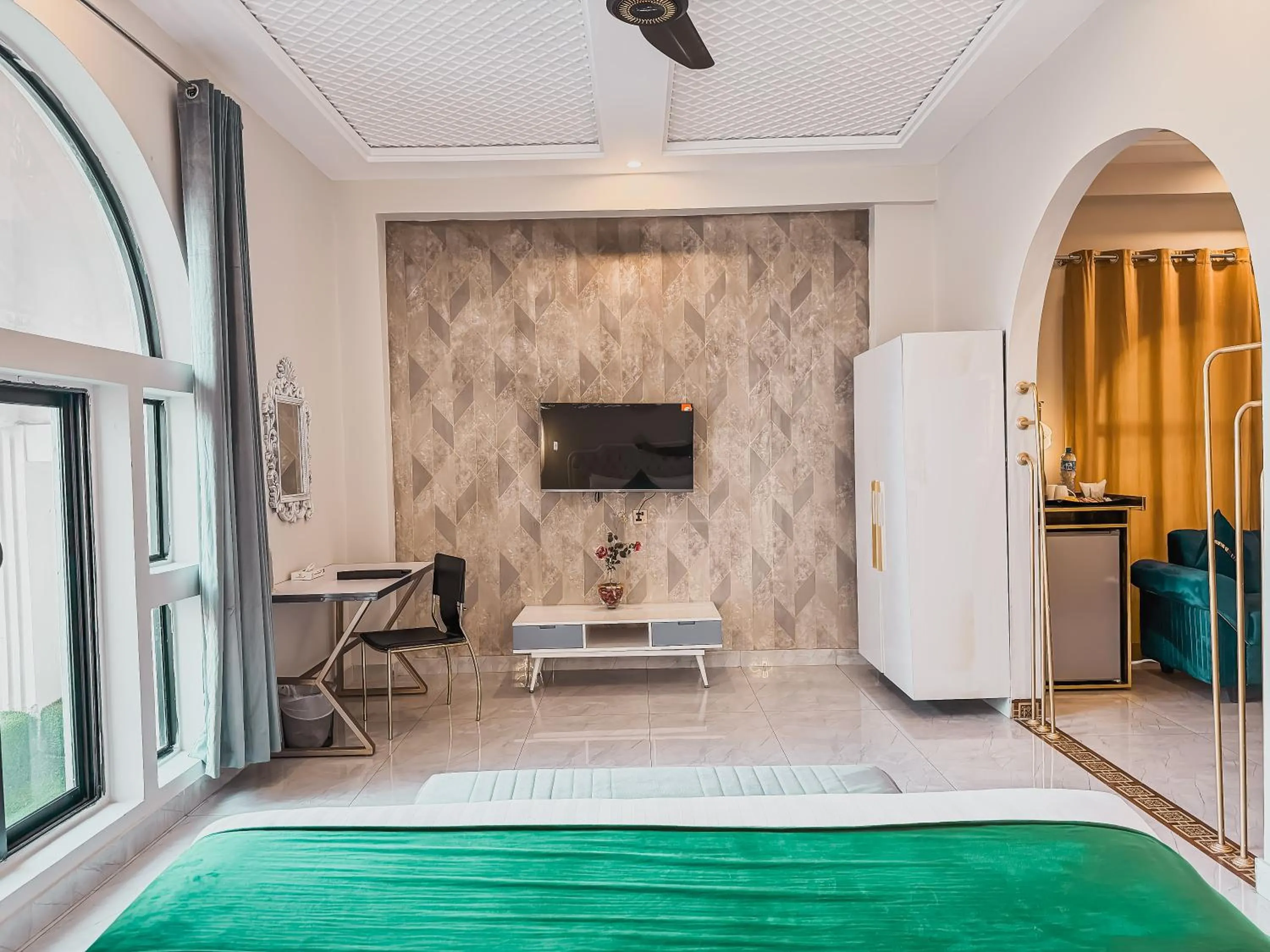 TV and multimedia, Bed in Grand Shalimar Hotel