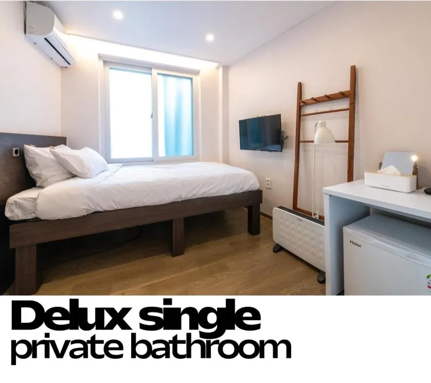 Photo of the whole room, Bed in CrashinYongsan guest house