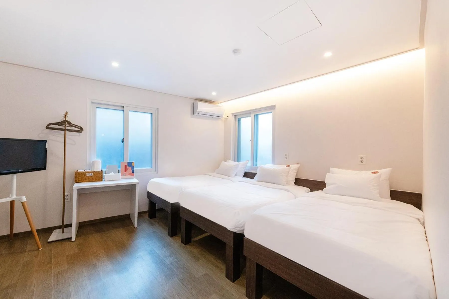 Property building, Bed in CrashinYongsan guest house