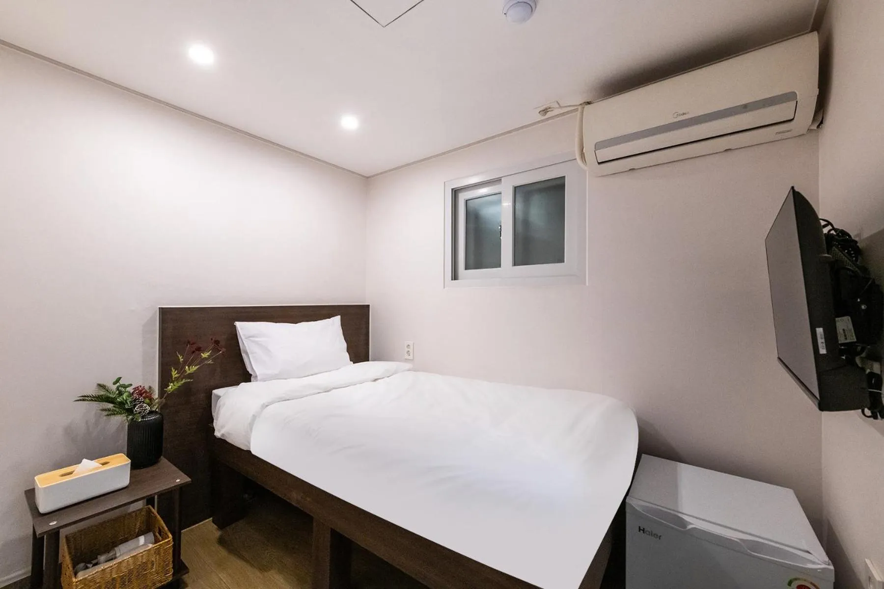 Photo of the whole room, Bed in CrashinYongsan guest house