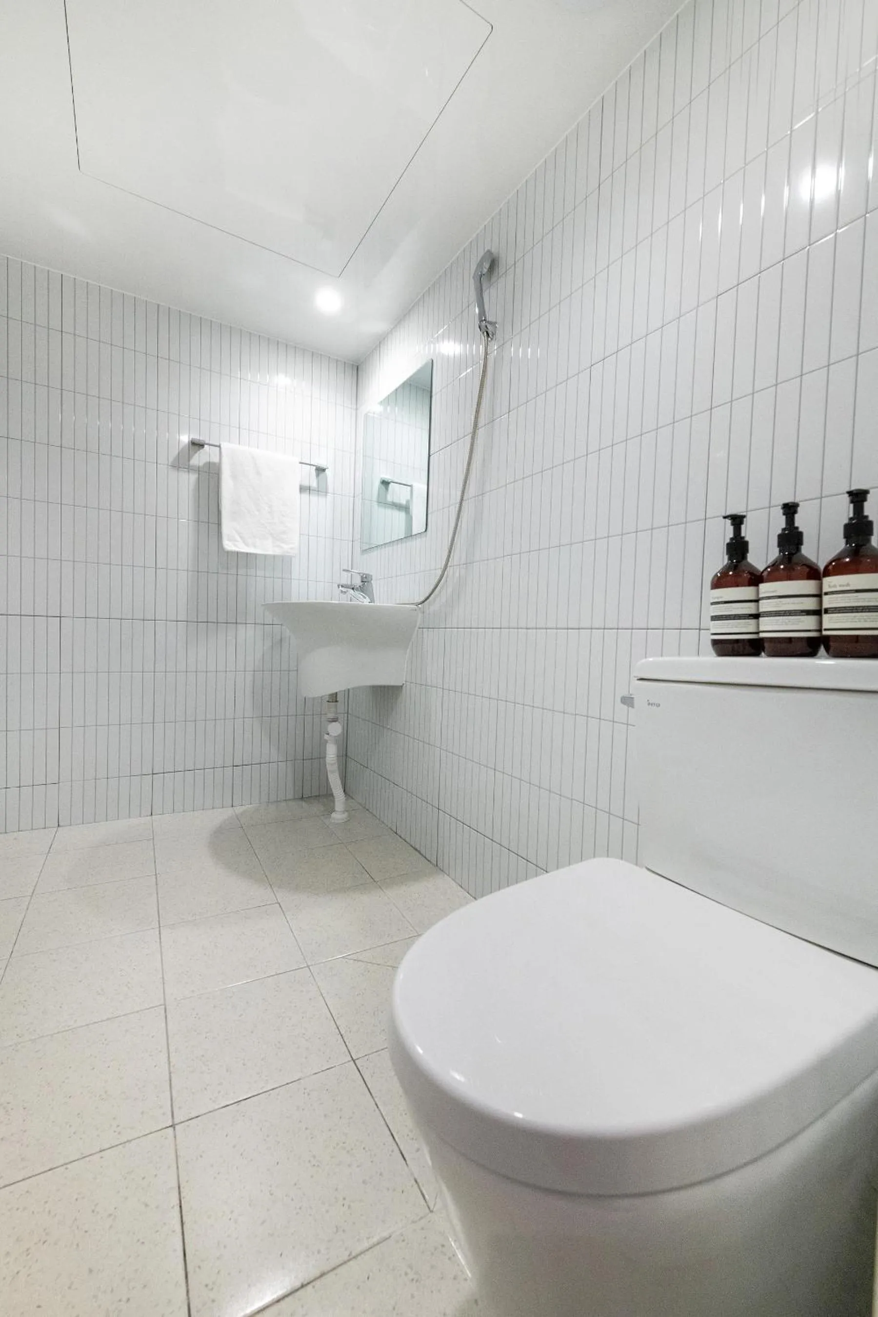 Shower in CrashinYongsan guest house
