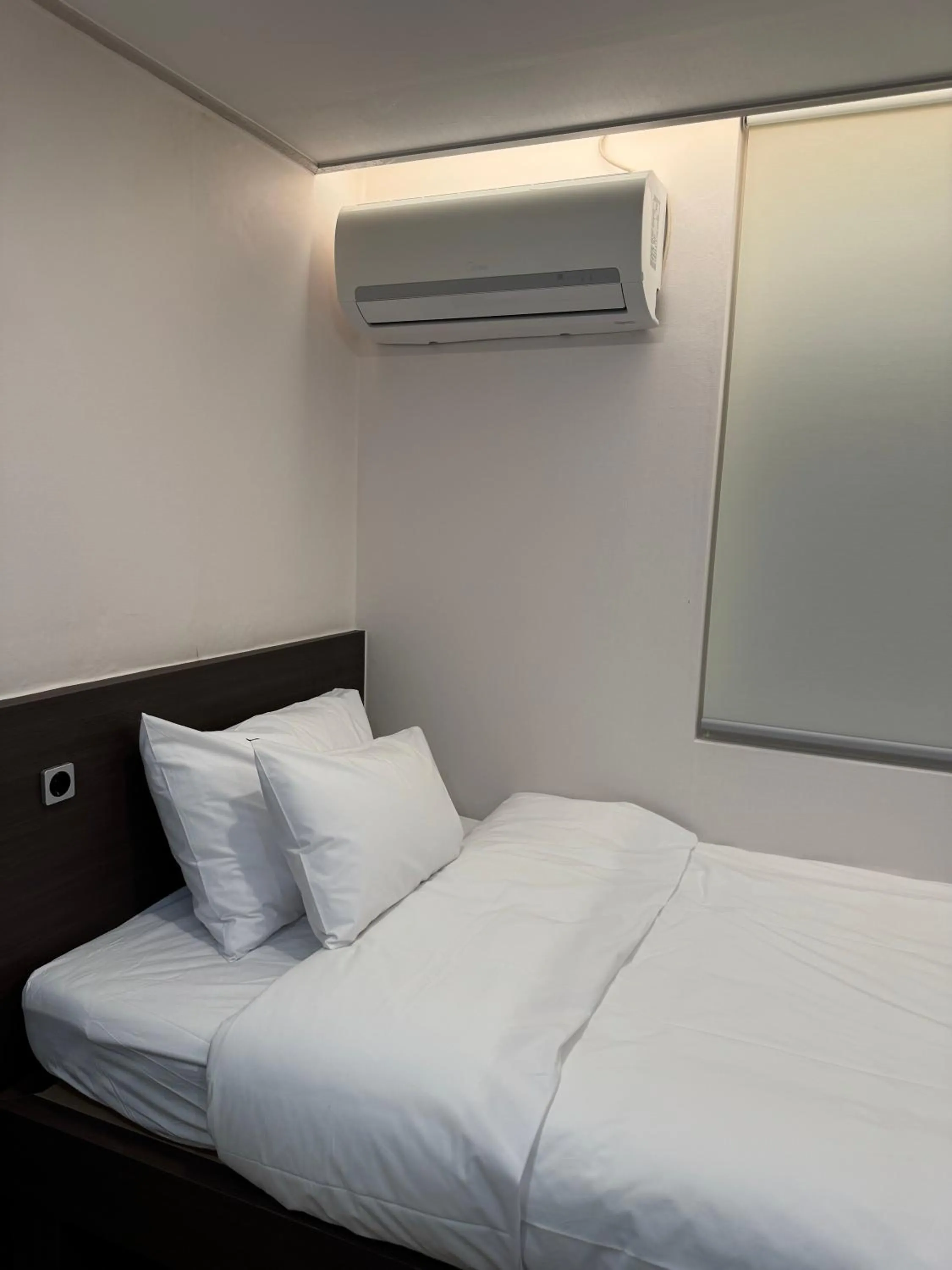Photo of the whole room, Bed in CrashinYongsan guest house