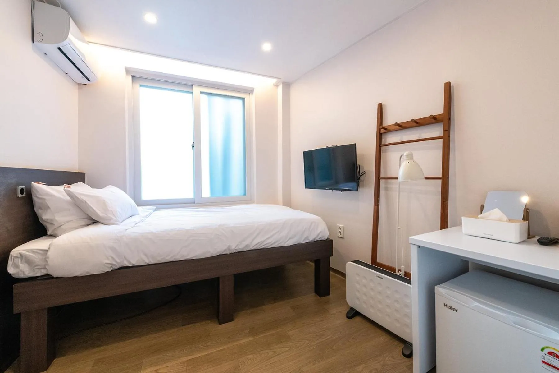 Property building, Bed in CrashinYongsan guest house