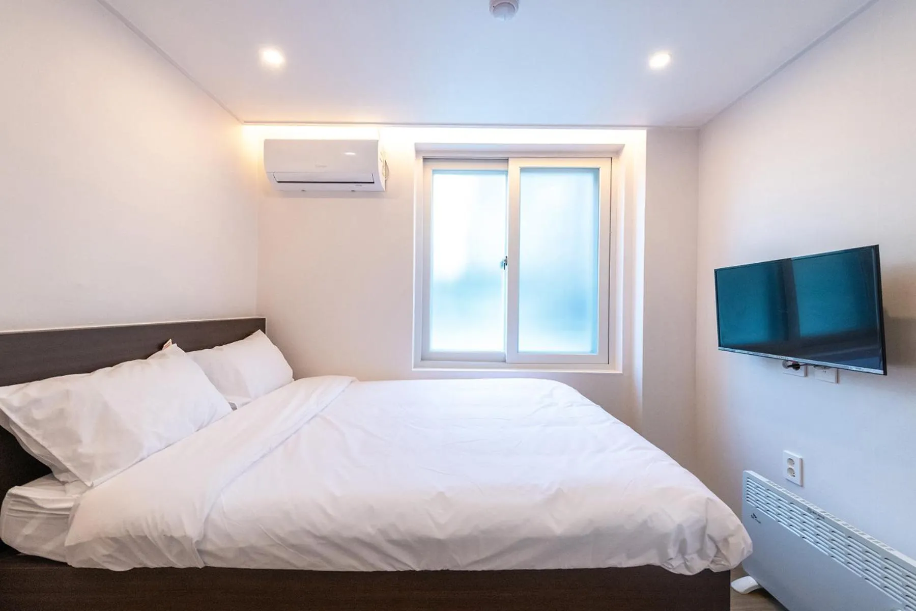 Photo of the whole room, Bed in CrashinYongsan guest house