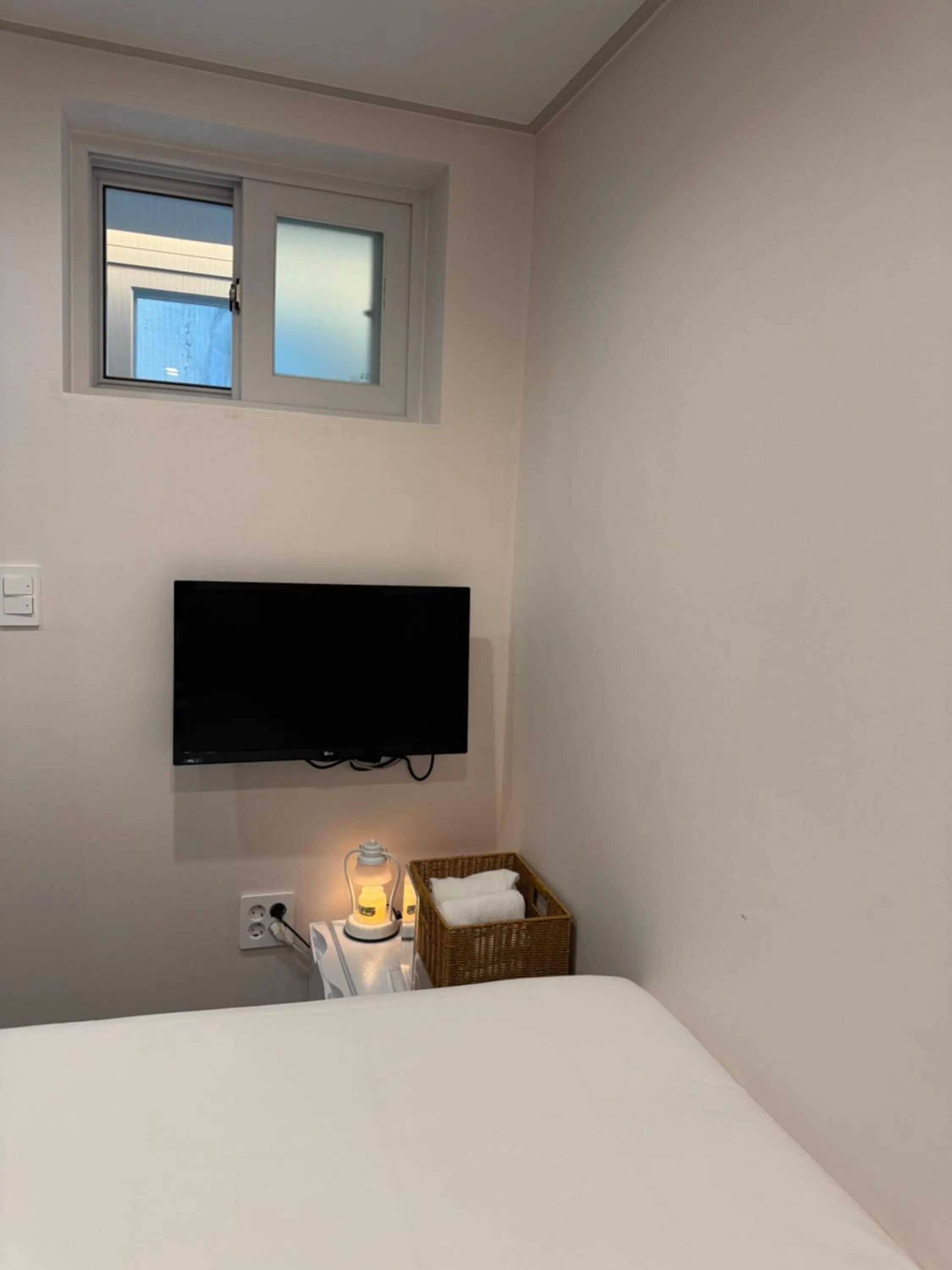 Photo of the whole room, Bed in CrashinYongsan guest house