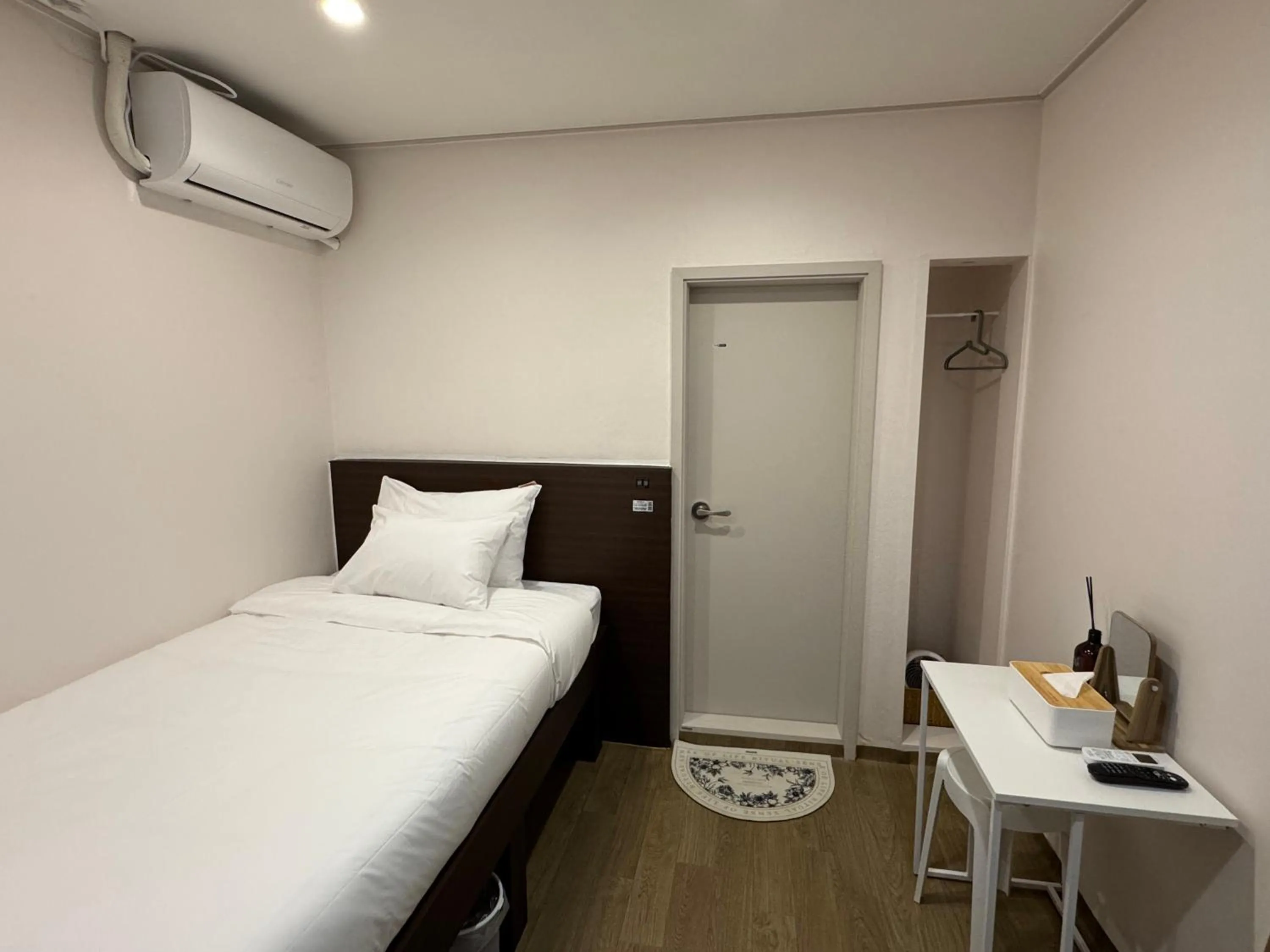 Photo of the whole room, Bed in CrashinYongsan guest house