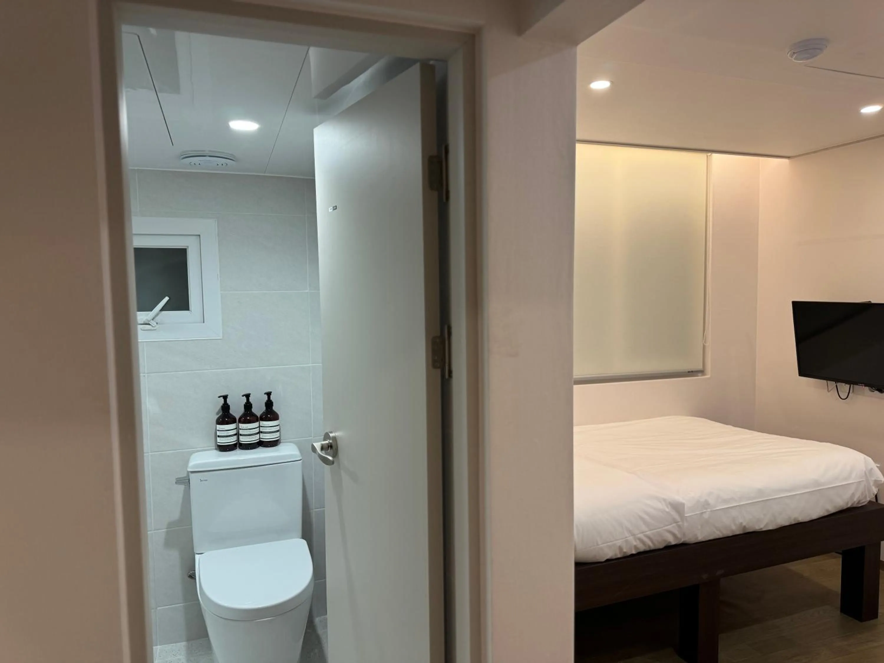 Bathroom, Bed in CrashinYongsan guest house