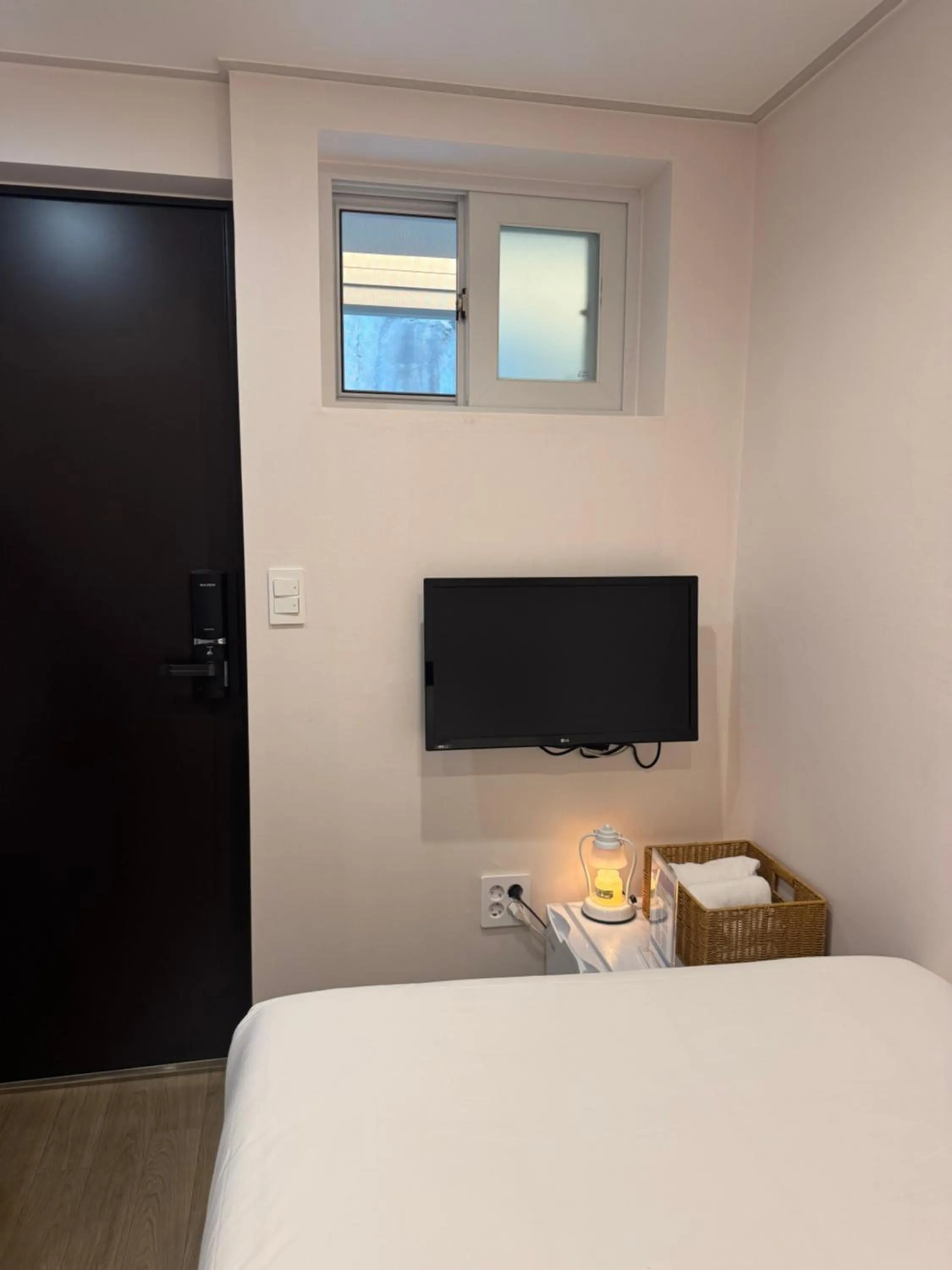 Photo of the whole room, Bed in CrashinYongsan guest house