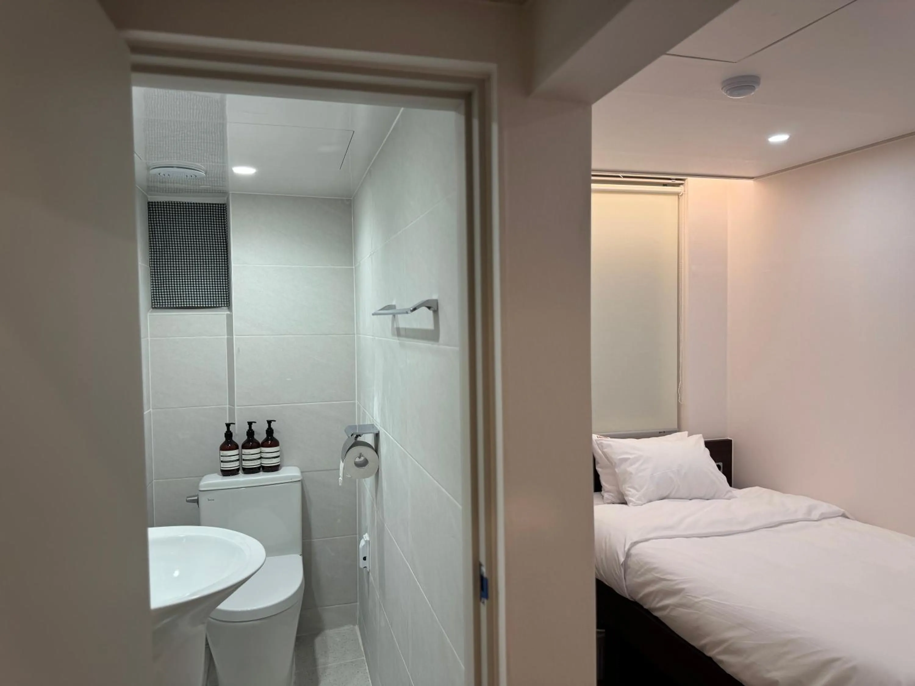Photo of the whole room, Bed in CrashinYongsan guest house