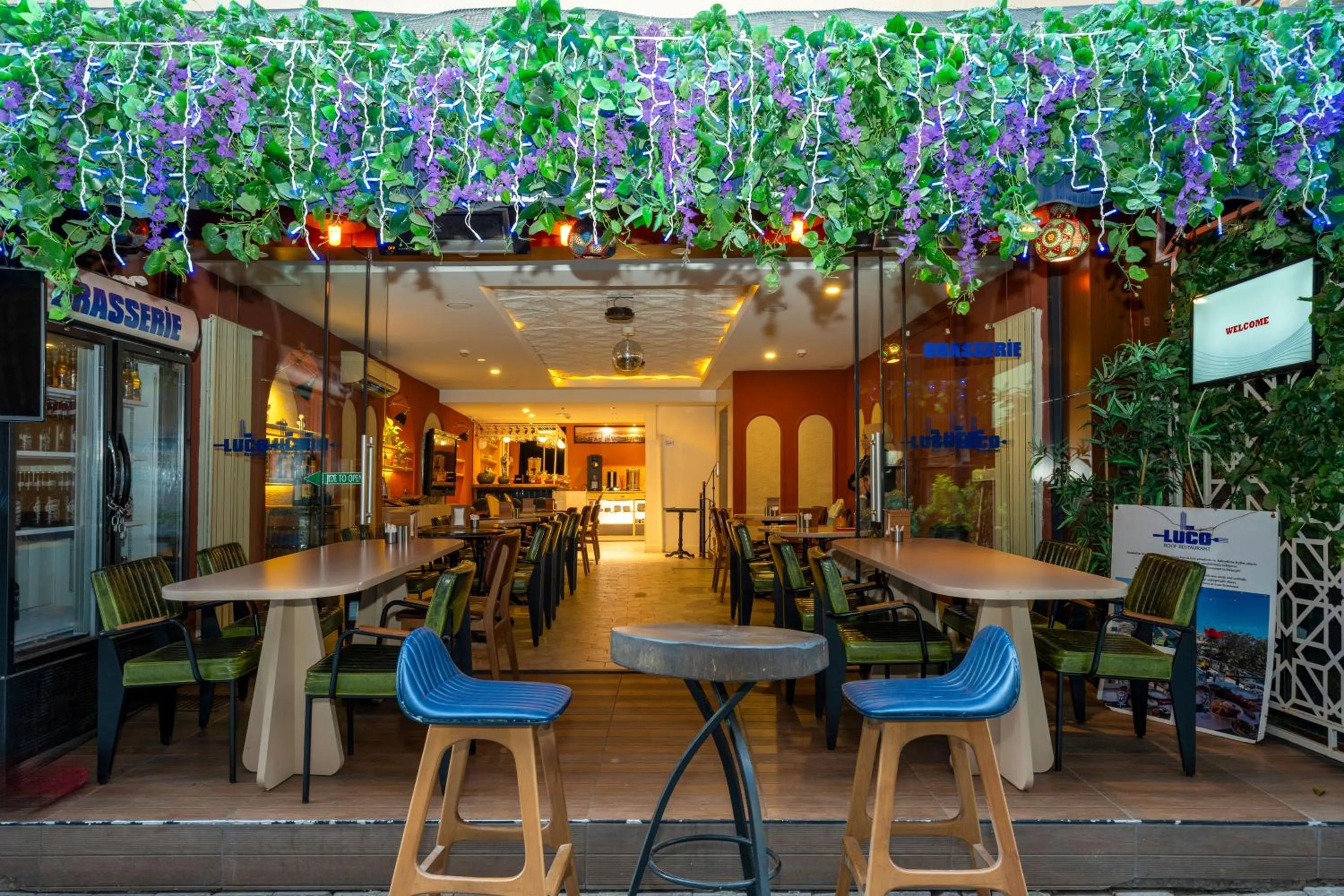 Restaurant/places to eat in Raymond Blue Hotel