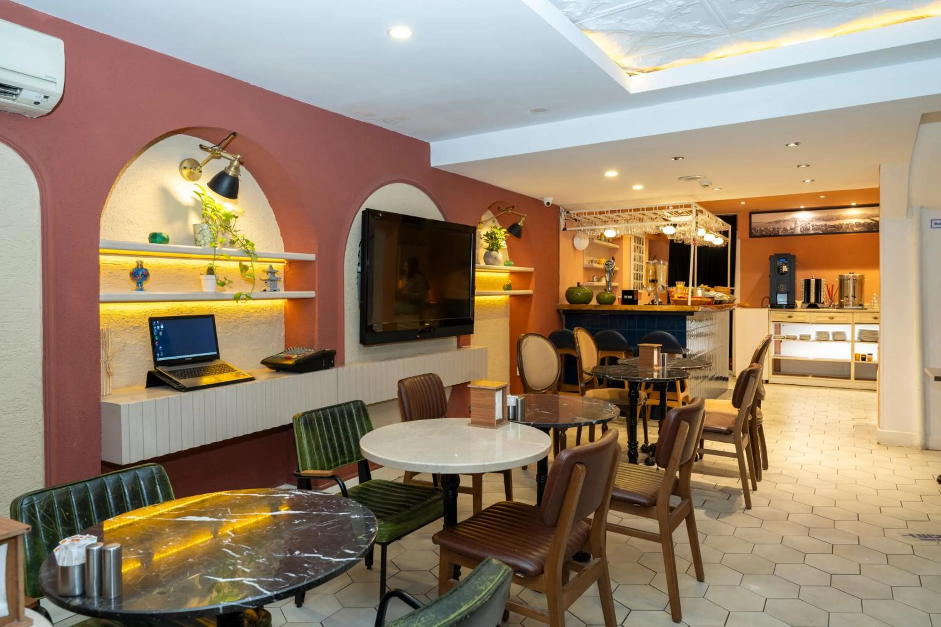 Restaurant/places to eat in Raymond Blue Hotel