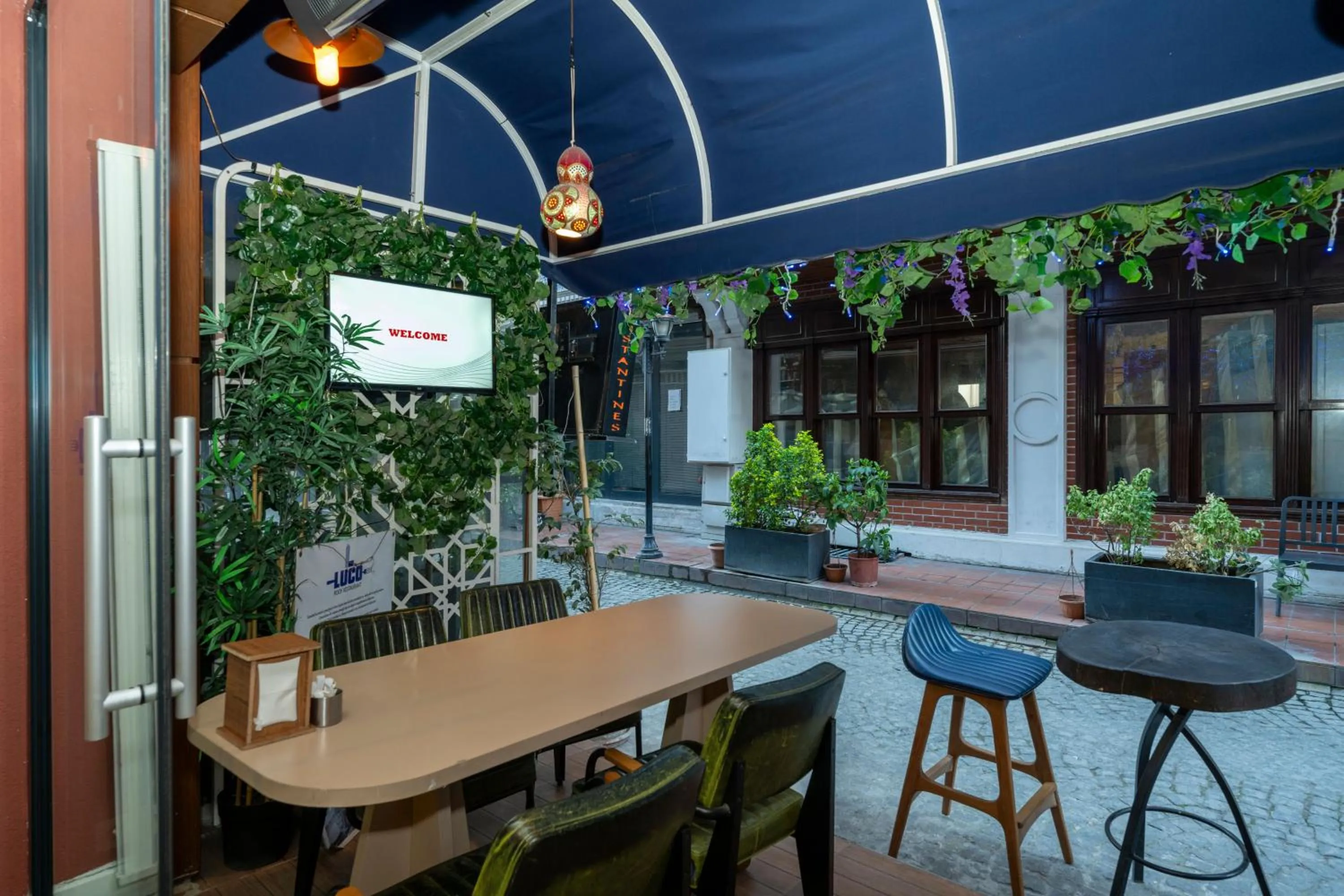 Restaurant/places to eat in Raymond Blue Hotel