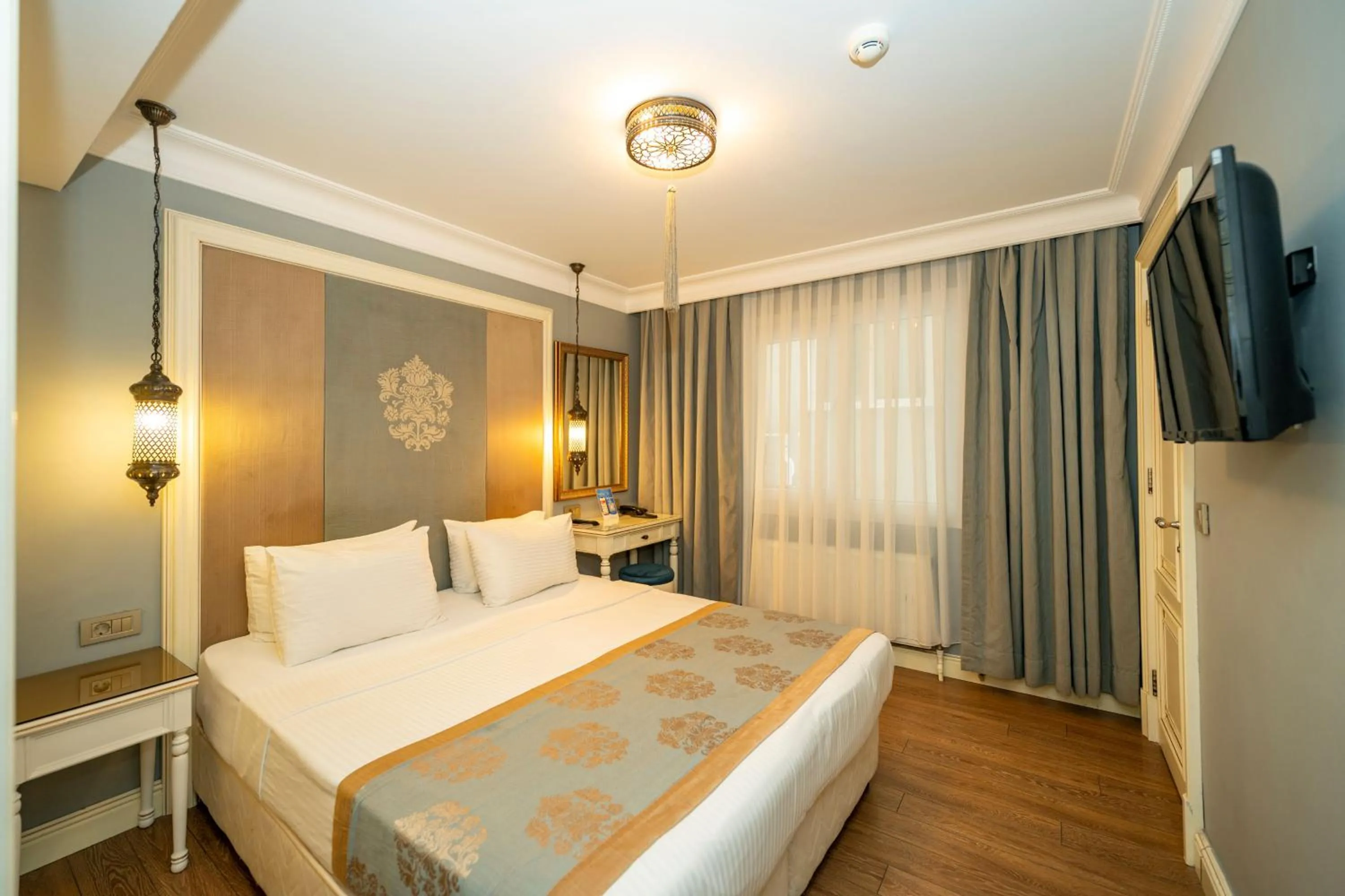 Photo of the whole room in Raymond Blue Hotel