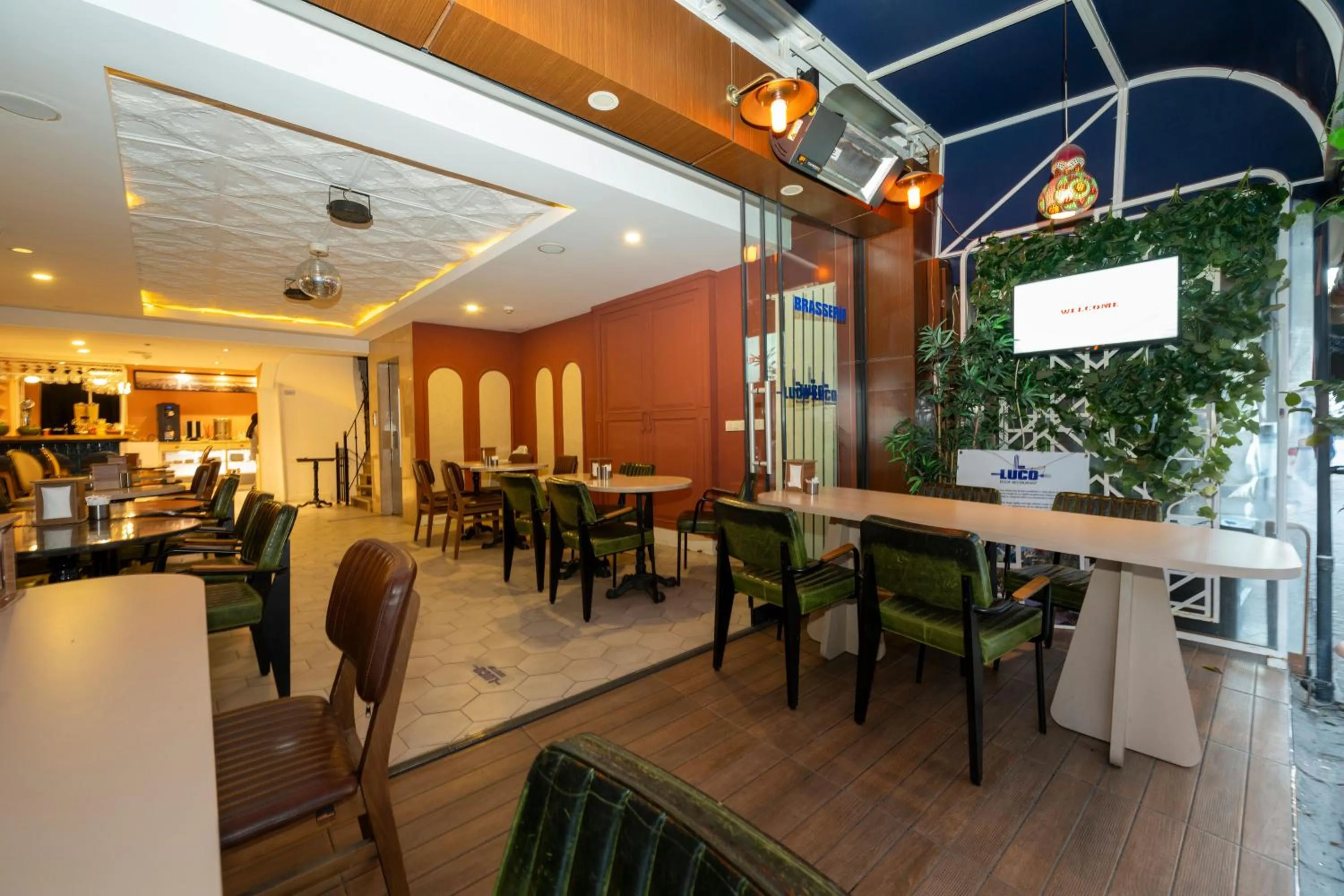 Restaurant/places to eat in Raymond Blue Hotel