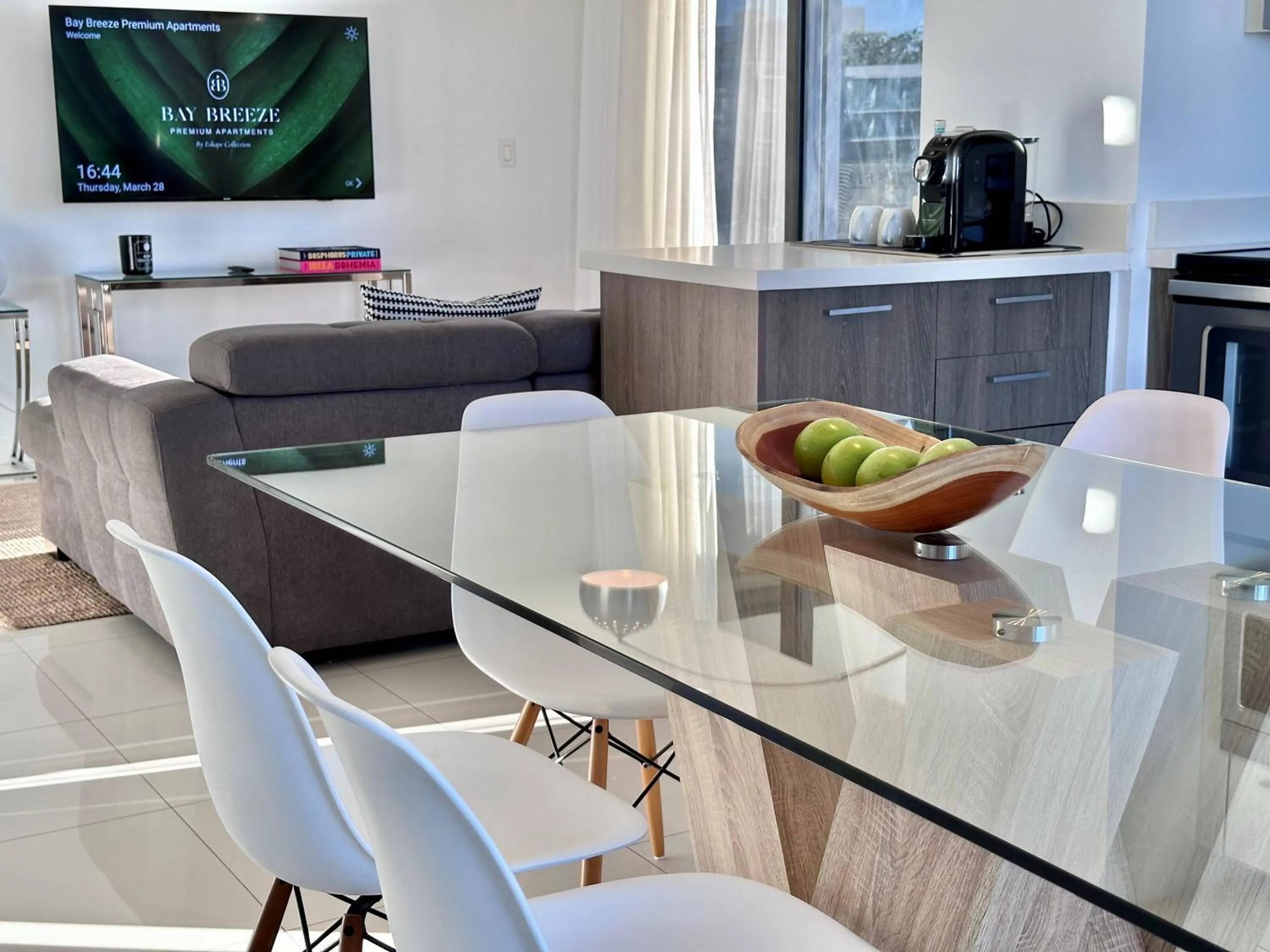 TV and multimedia in Bay Breeze Premium Apartments by Eskape Collection