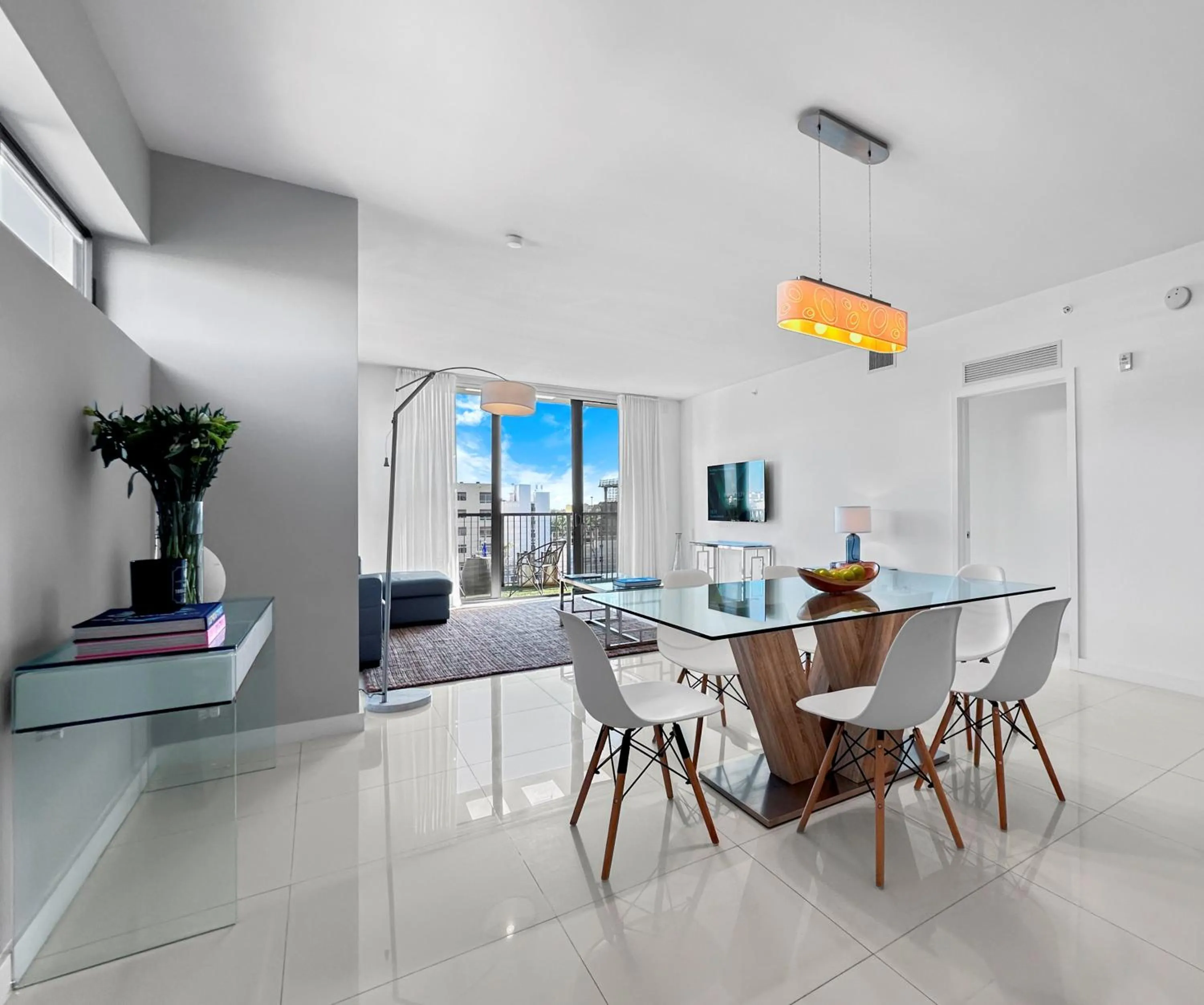 TV and multimedia in Bay Breeze Premium Apartments by Eskape Collection