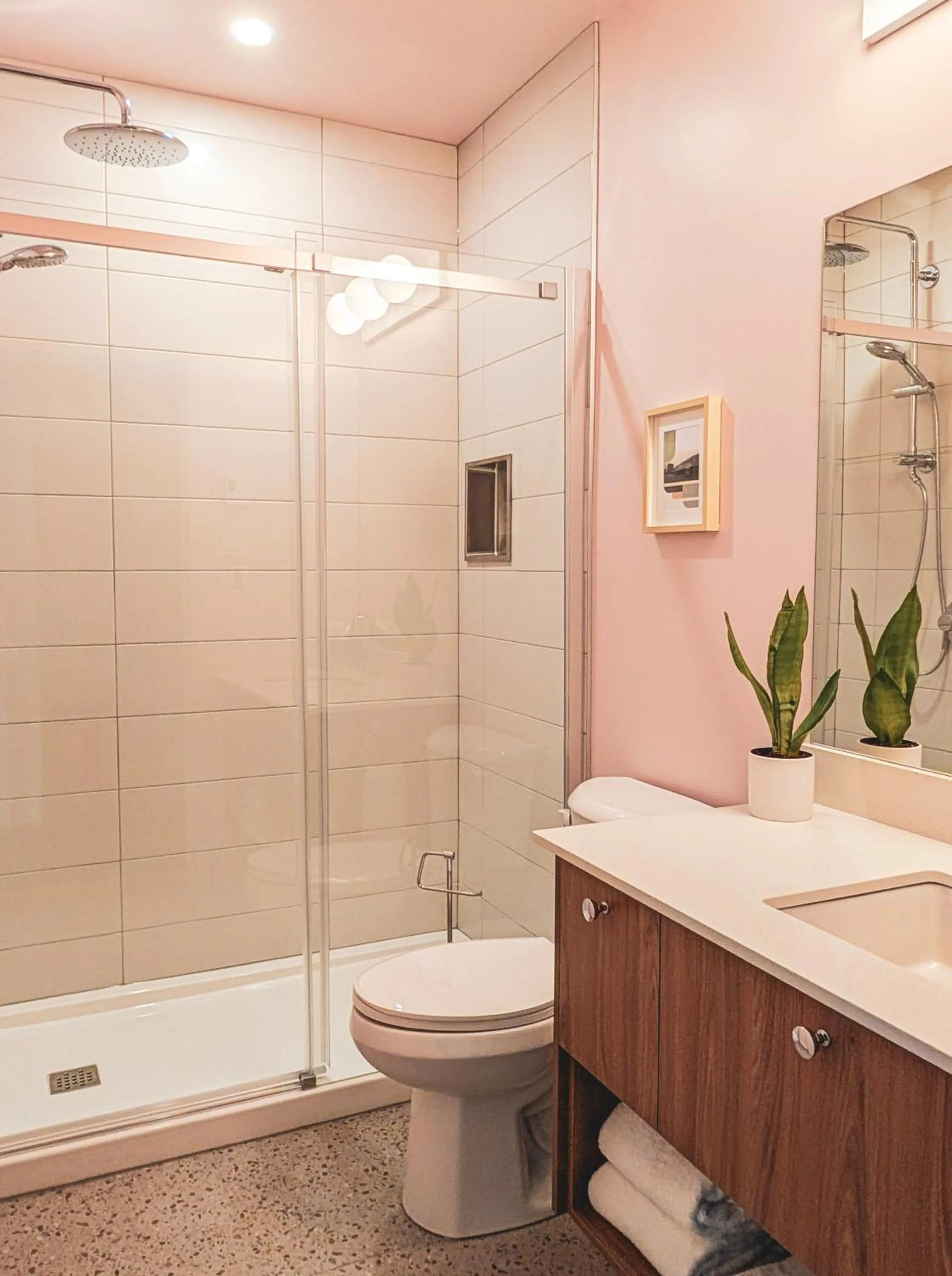 Shower in Terminus Hôtel