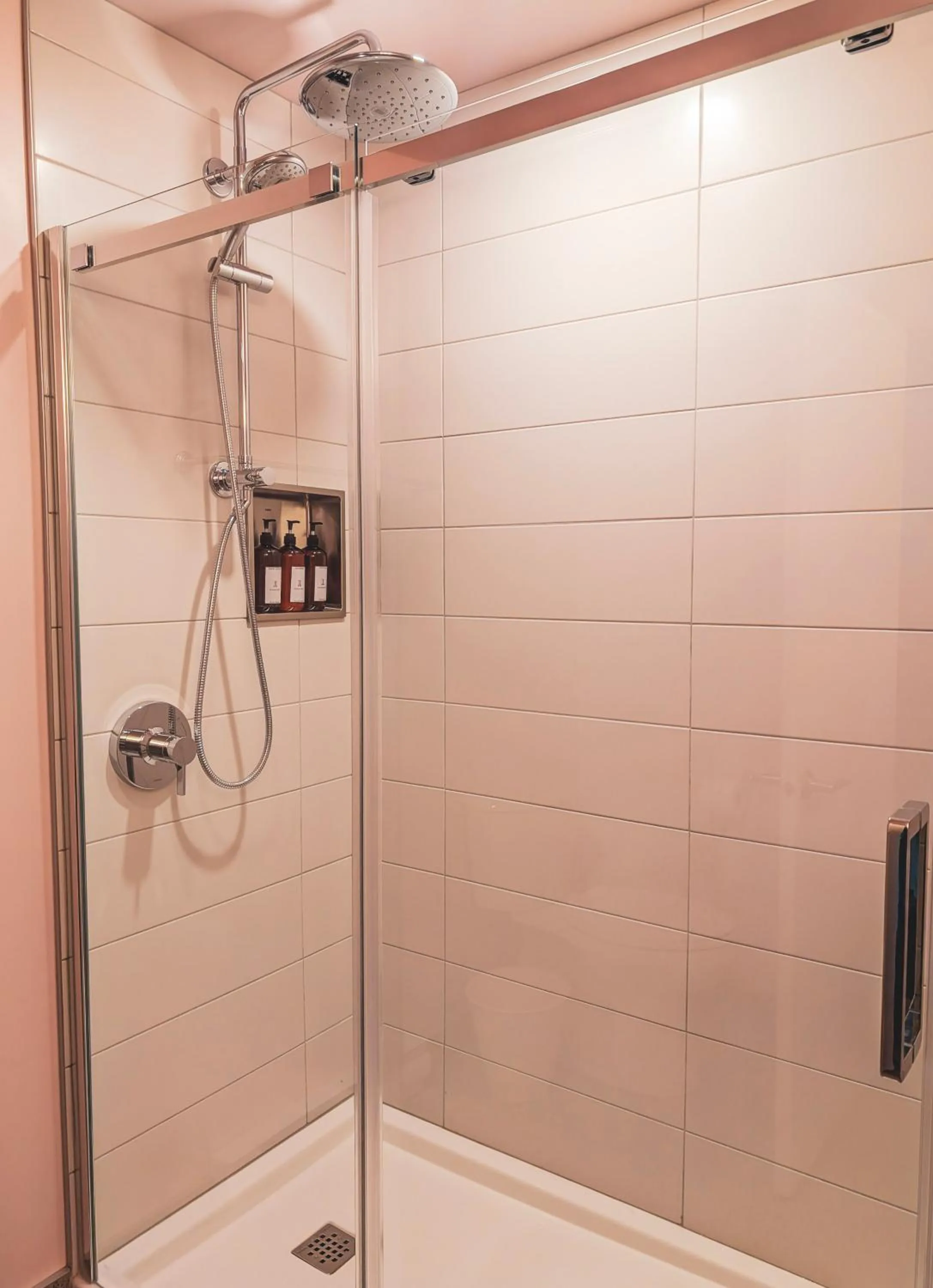 Shower in Terminus Hôtel