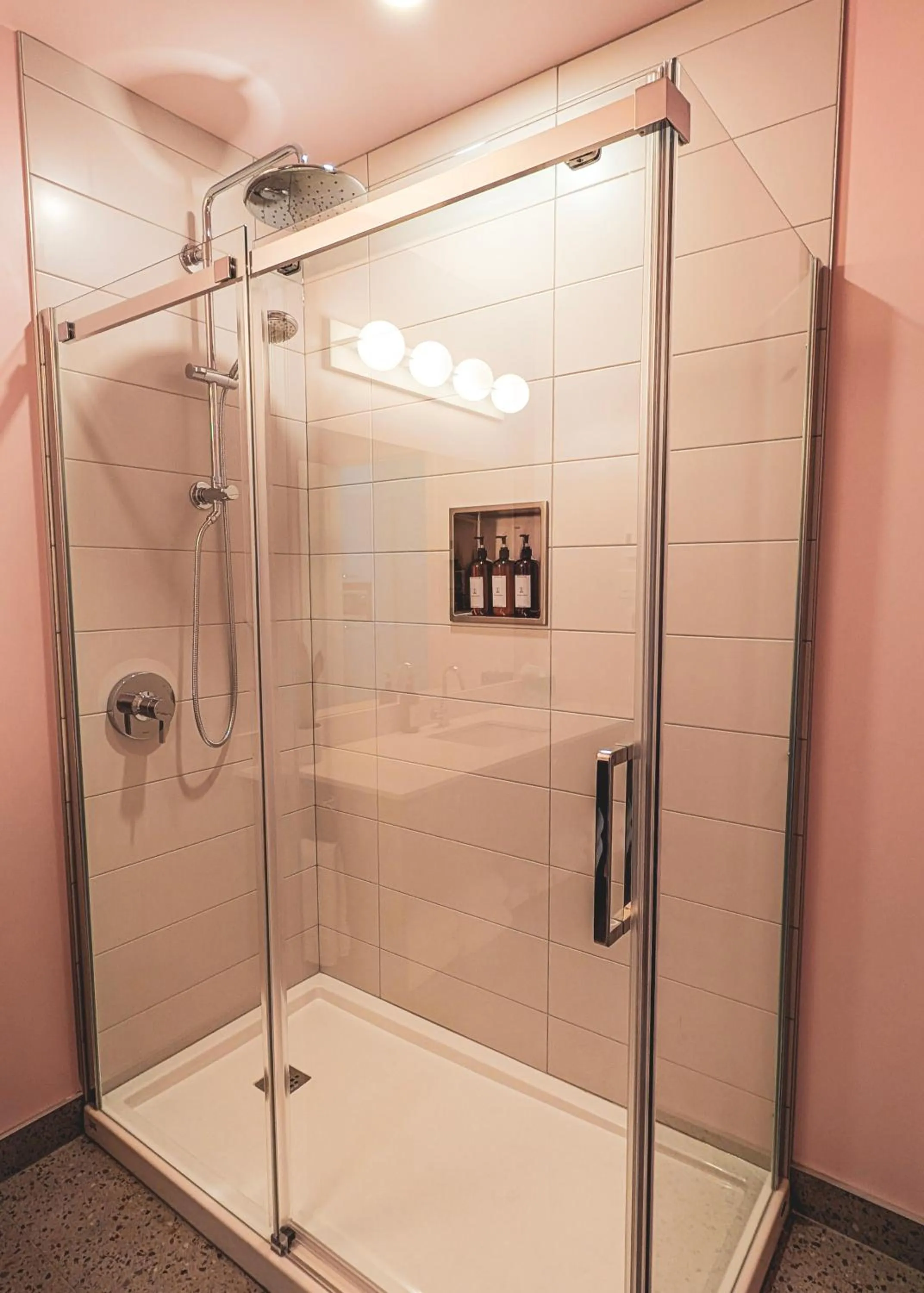 Shower in Terminus Hôtel