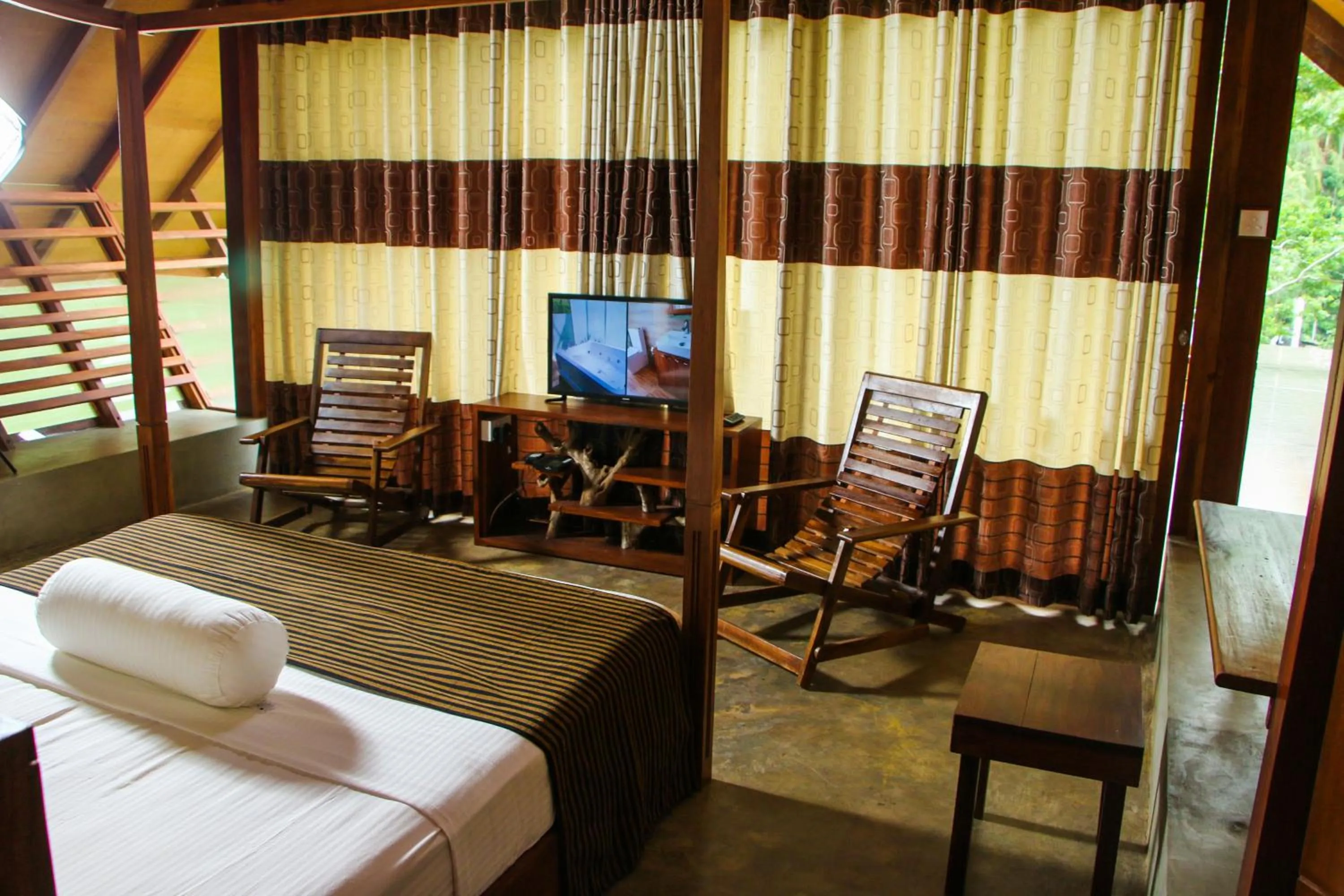 TV and multimedia in EllaCrest by Aloft